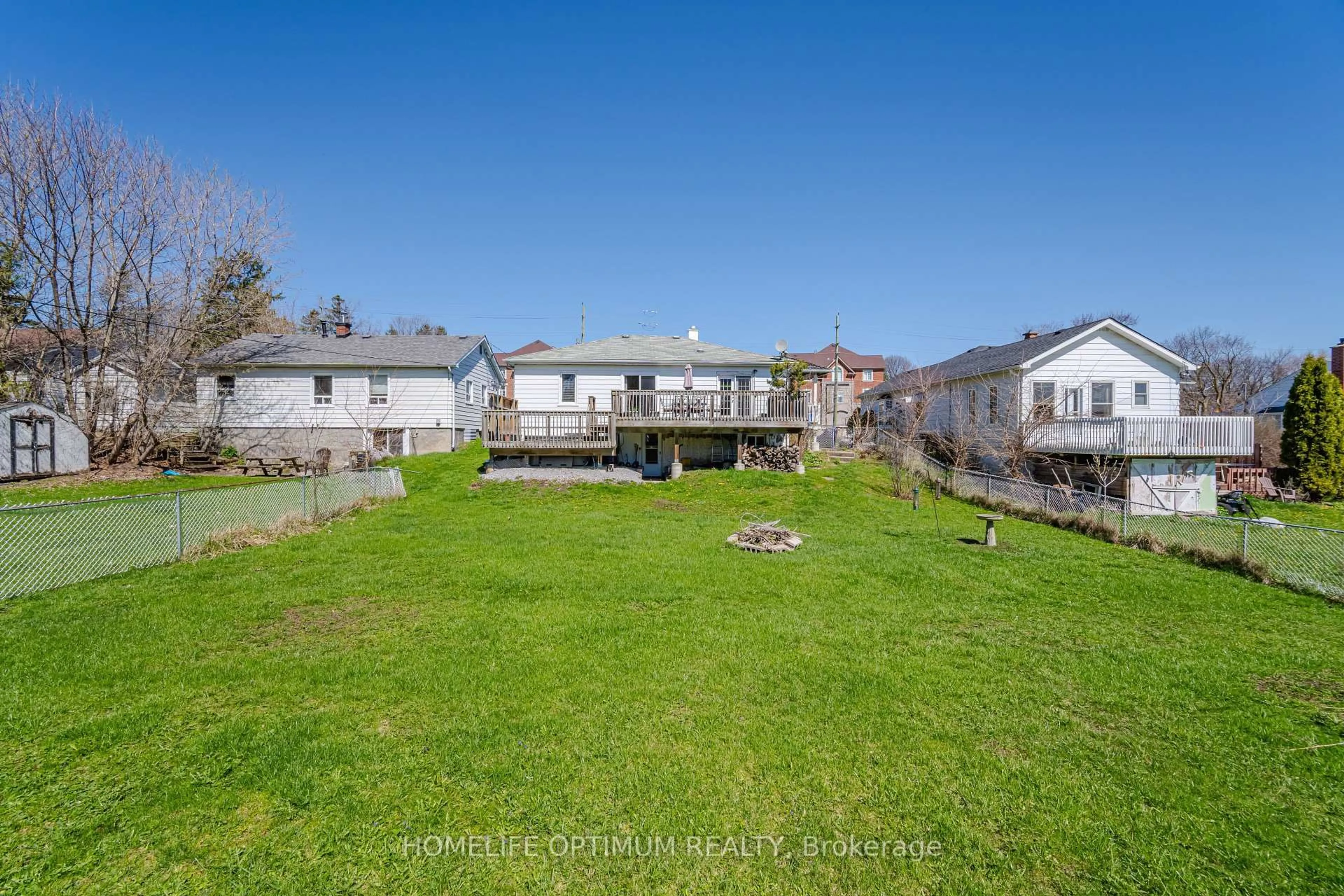 A pic from outside/outdoor area/front of a property/back of a property/a pic from drone, unknown for 128 Eagle St, Newmarket Ontario L3Y 1J4