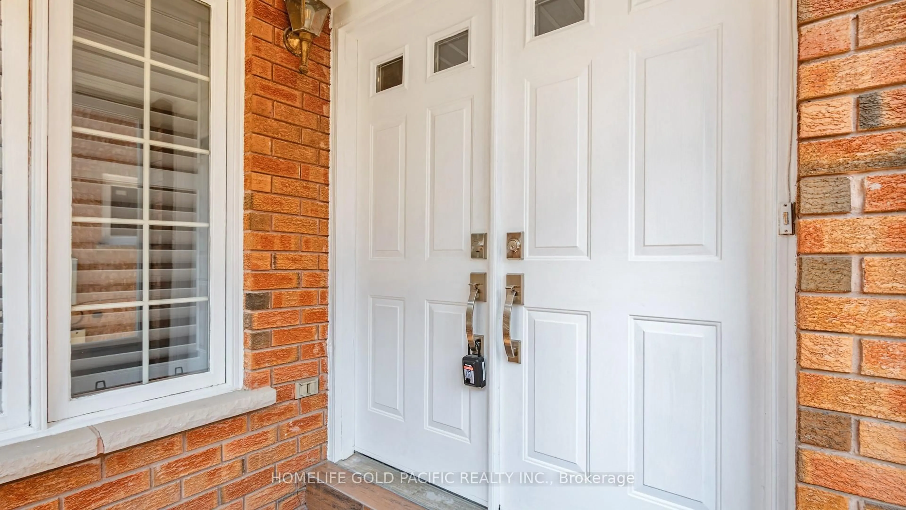 Indoor entryway for 24 Elmpark Crt, Richmond Hill Ontario L4C 9T8