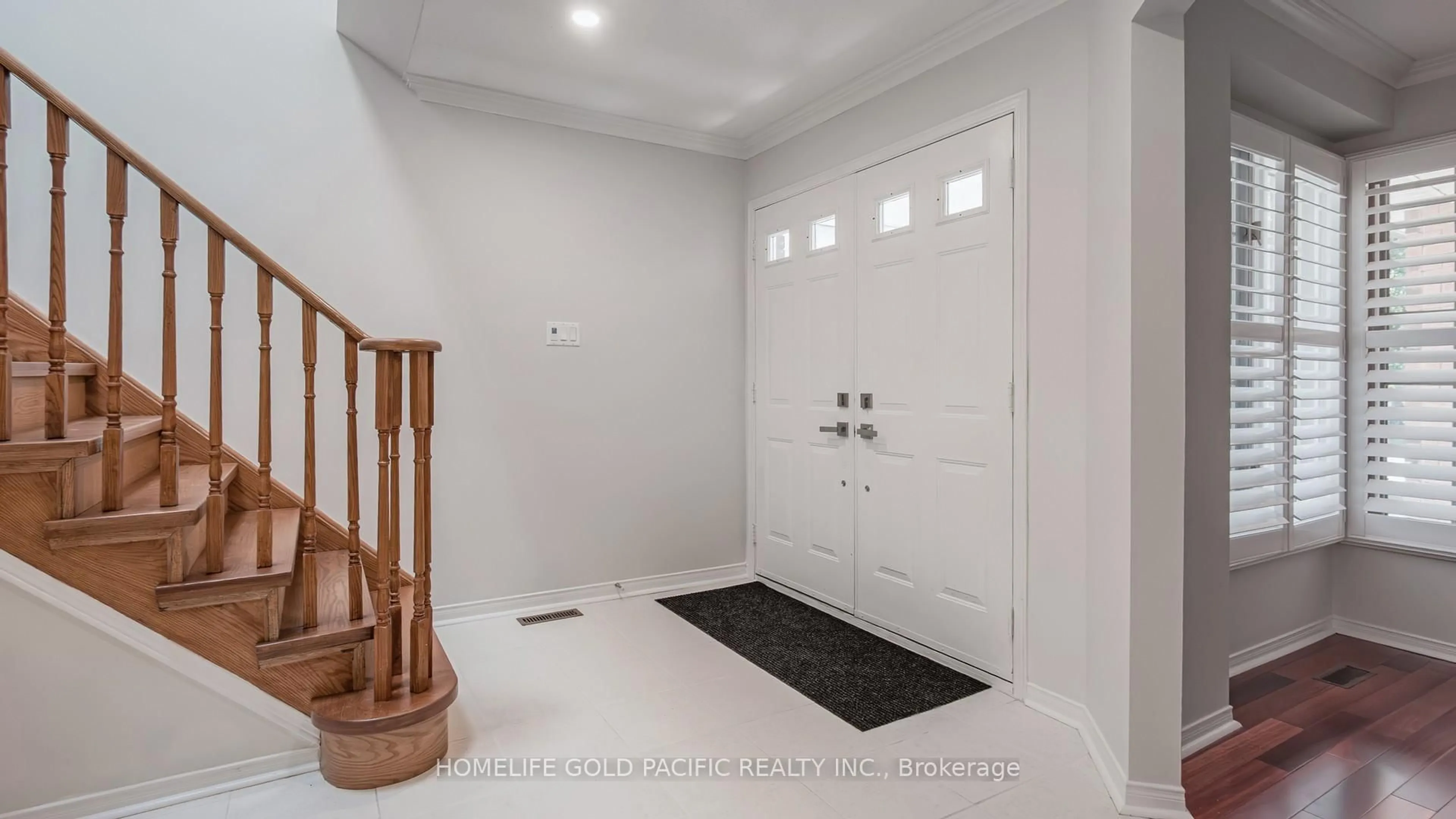 Indoor entryway for 24 Elmpark Crt, Richmond Hill Ontario L4C 9T8