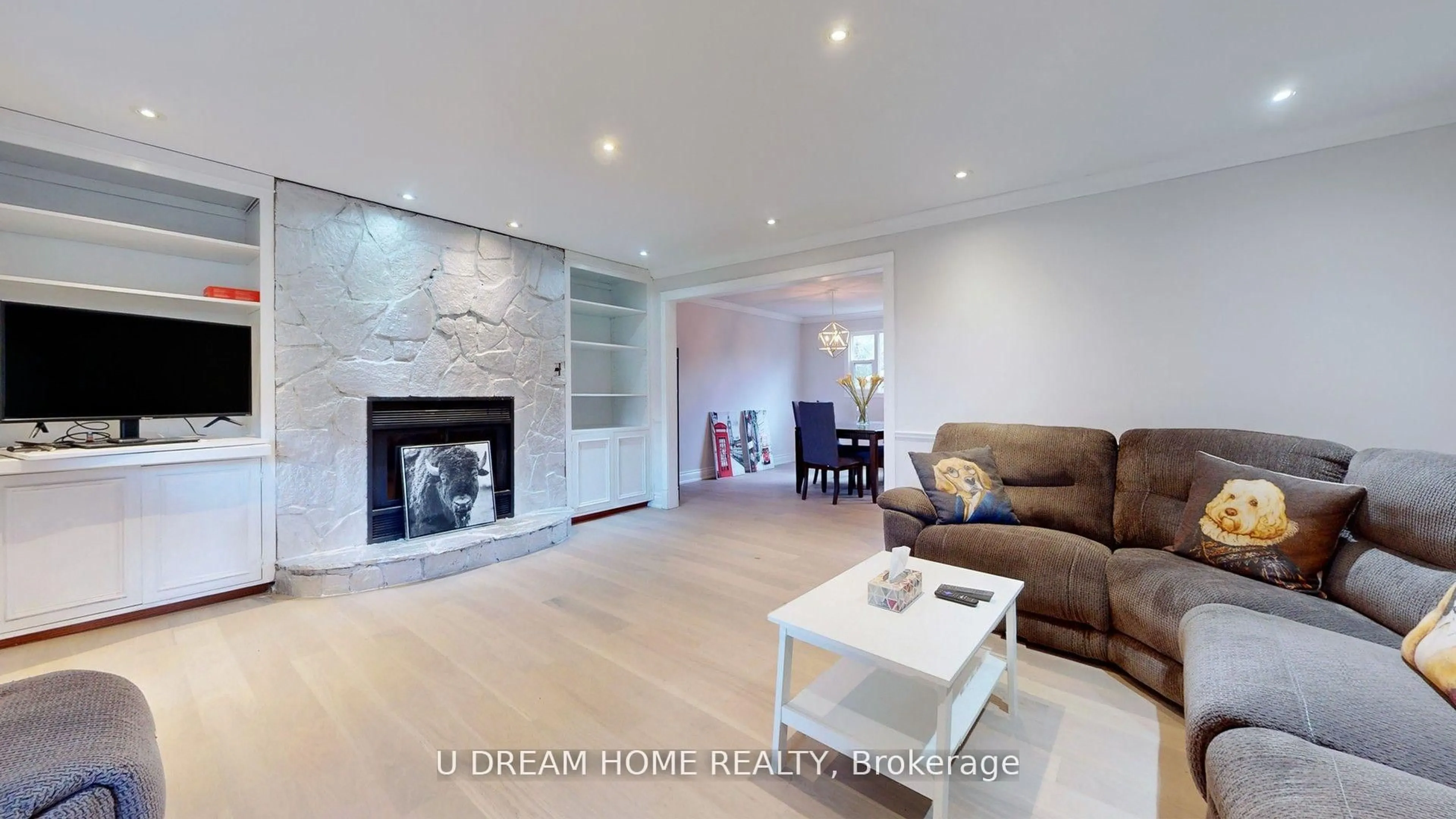 Living room with furniture, unknown for 85 Lake Dr, Georgina Ontario L4P 3E9