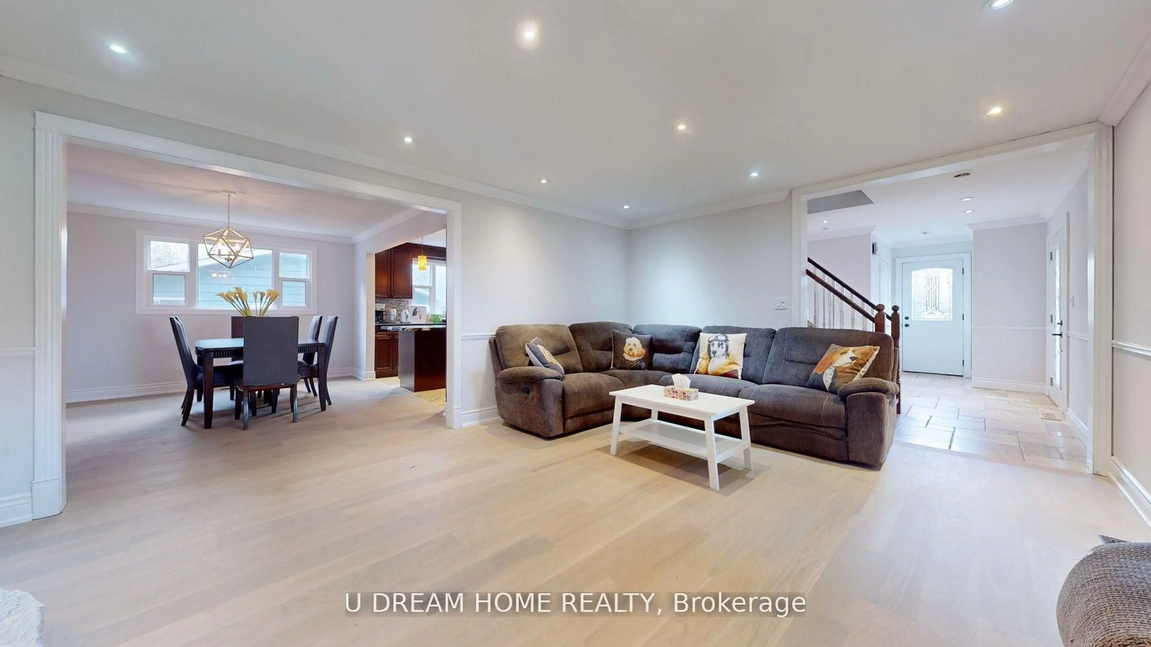 Living room with furniture, unknown for 85 Lake Dr, Georgina Ontario L4P 3E9