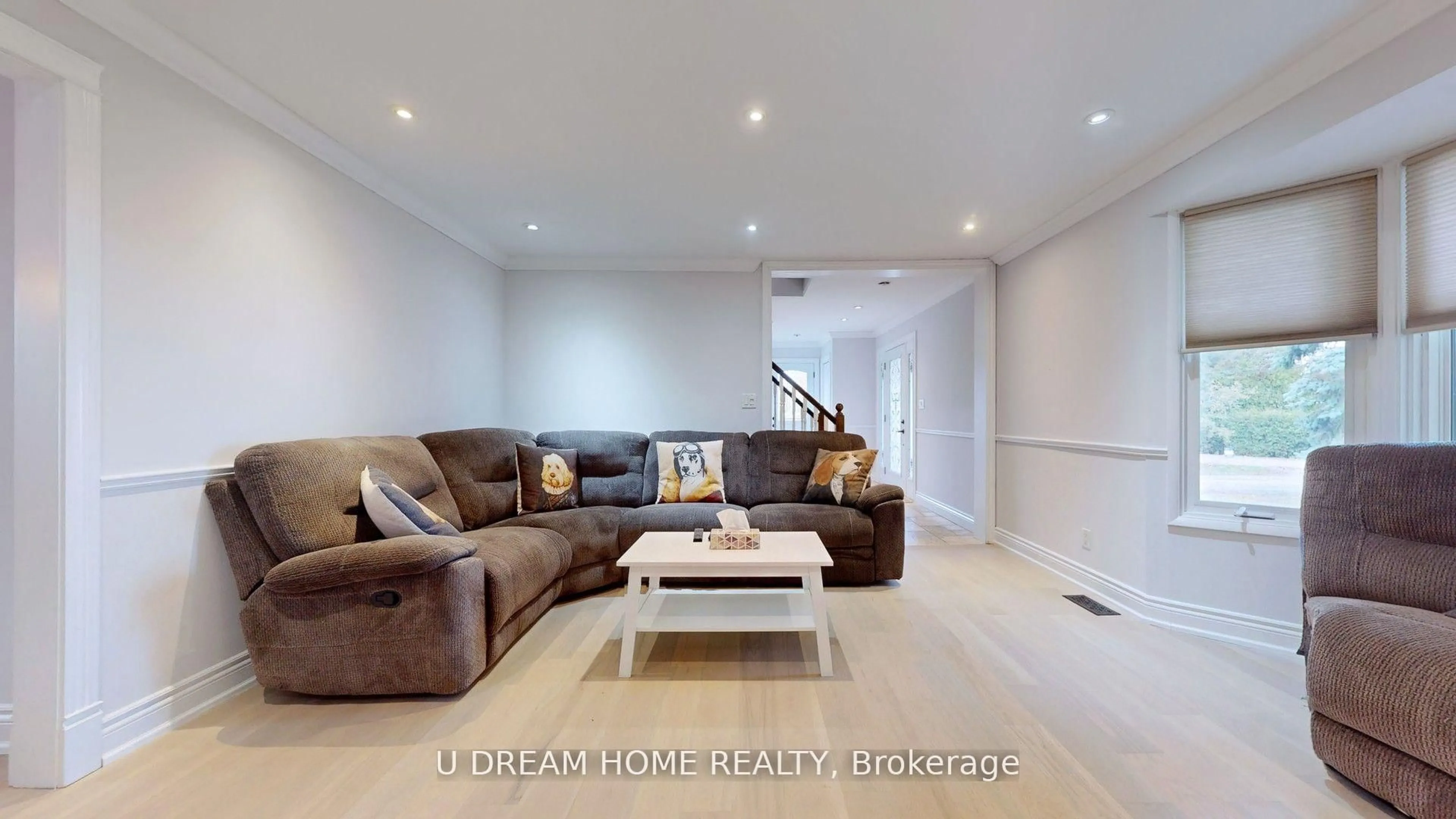 Living room with furniture, unknown for 85 Lake Dr, Georgina Ontario L4P 3E9