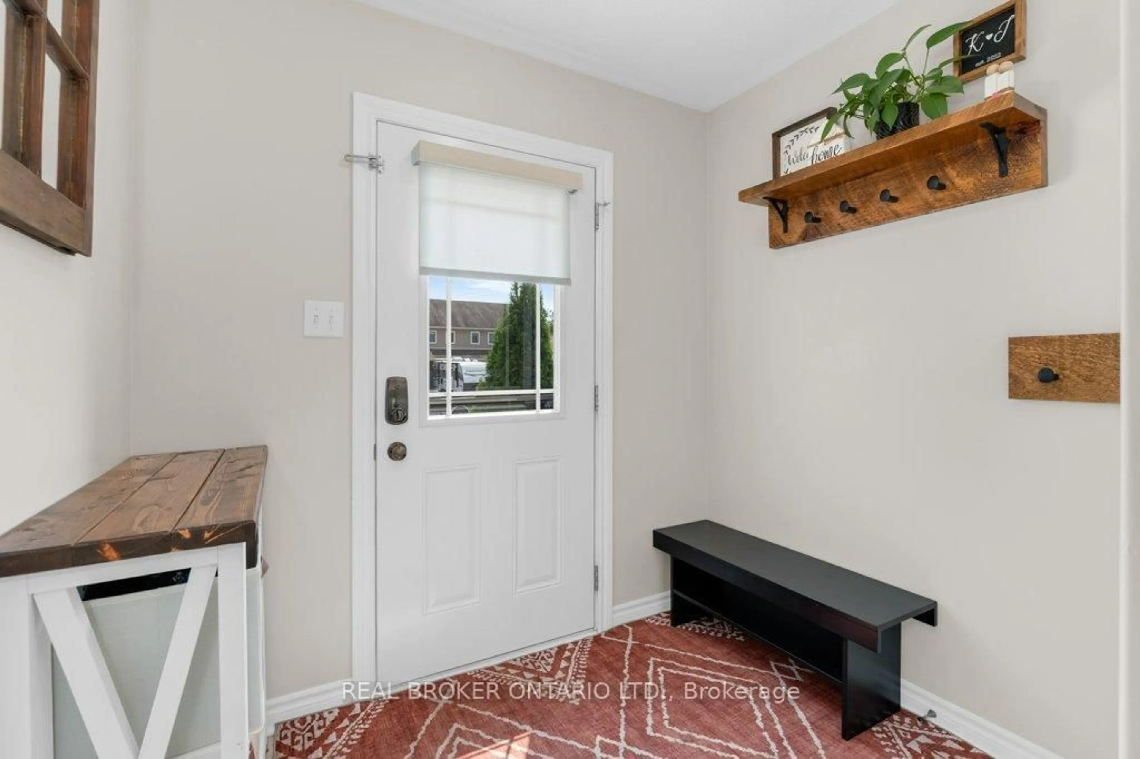 Indoor entryway for 105 Banting Cres, Essa Ontario L3W 0P3