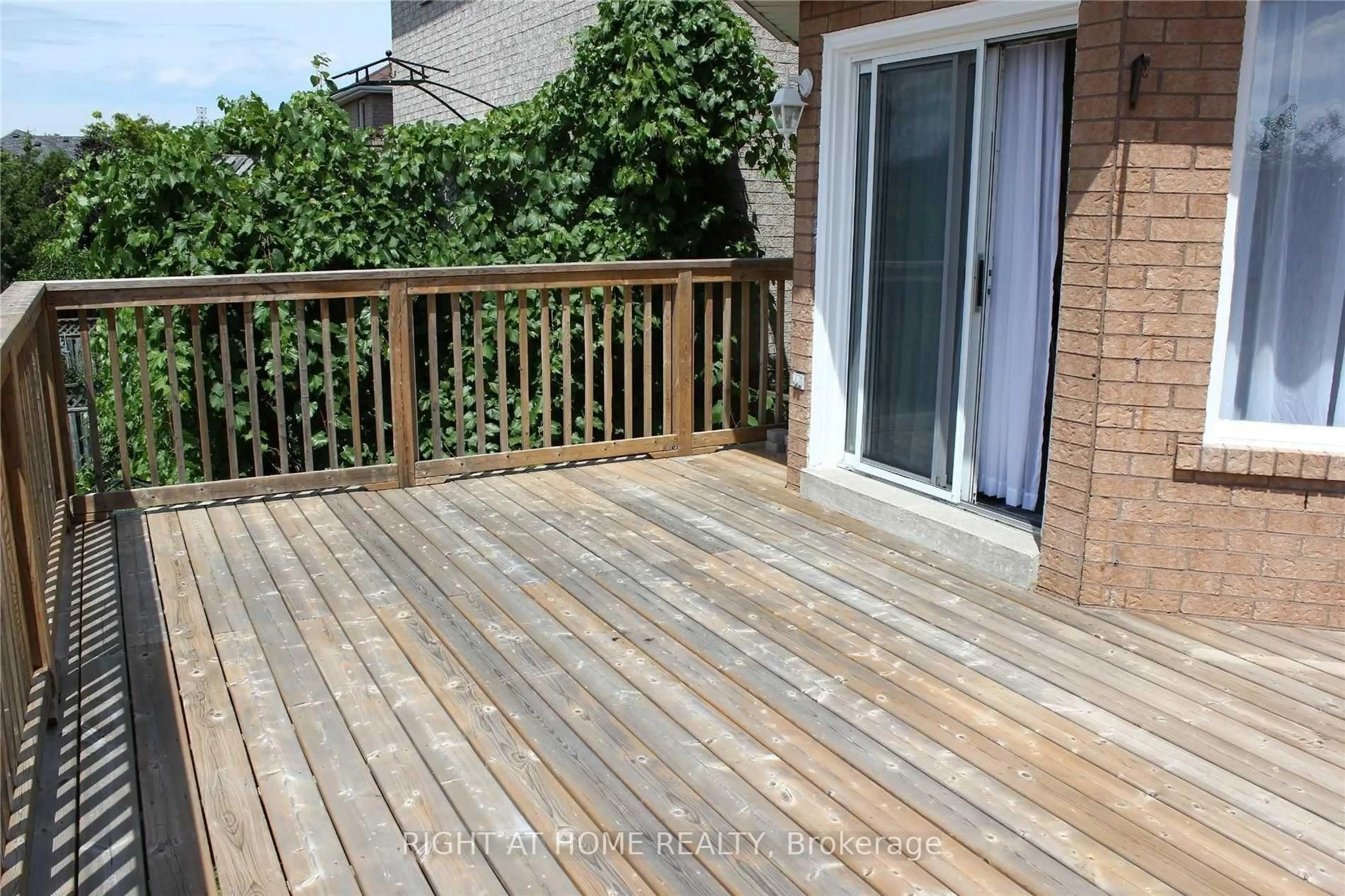 Patio, street for 386 Bartholomew Dr, Newmarket Ontario L3X 2E7