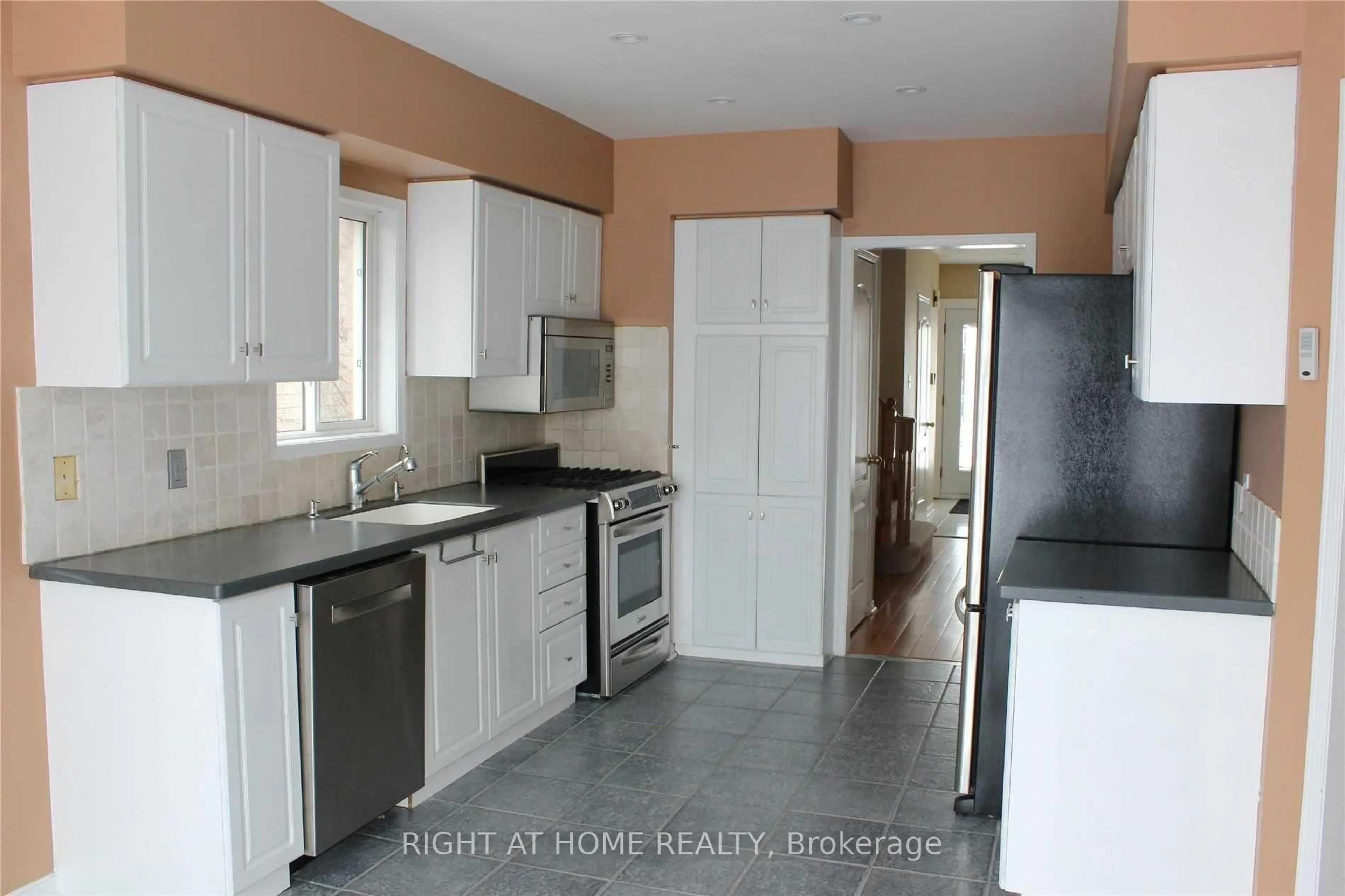 Unknown for 386 Bartholomew Dr, Newmarket Ontario L3X 2E7