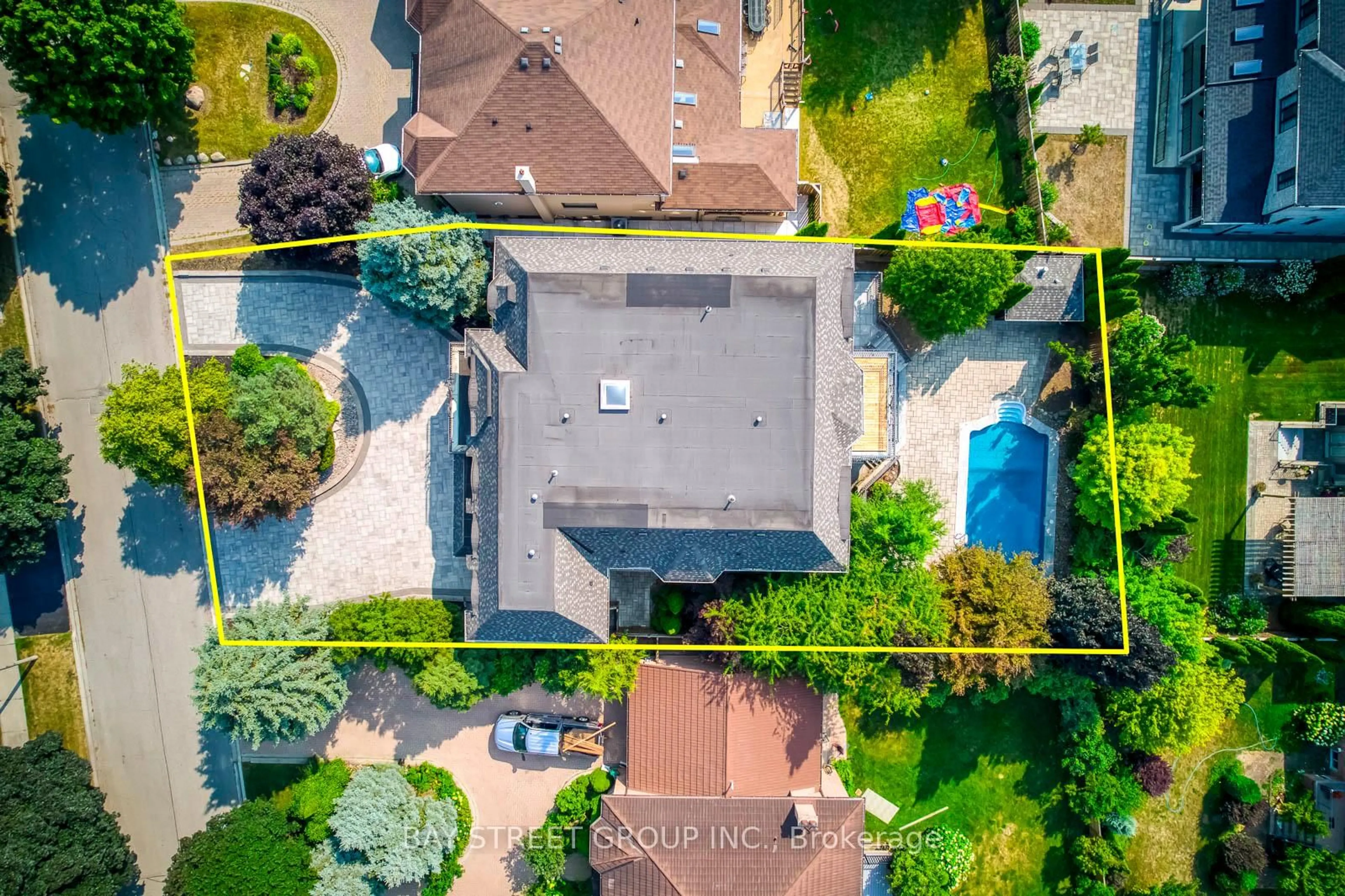 A pic from outside/outdoor area/front of a property/back of a property/a pic from drone, street for 56 Winchester Lane, Richmond Hill Ontario L4C 6Y7