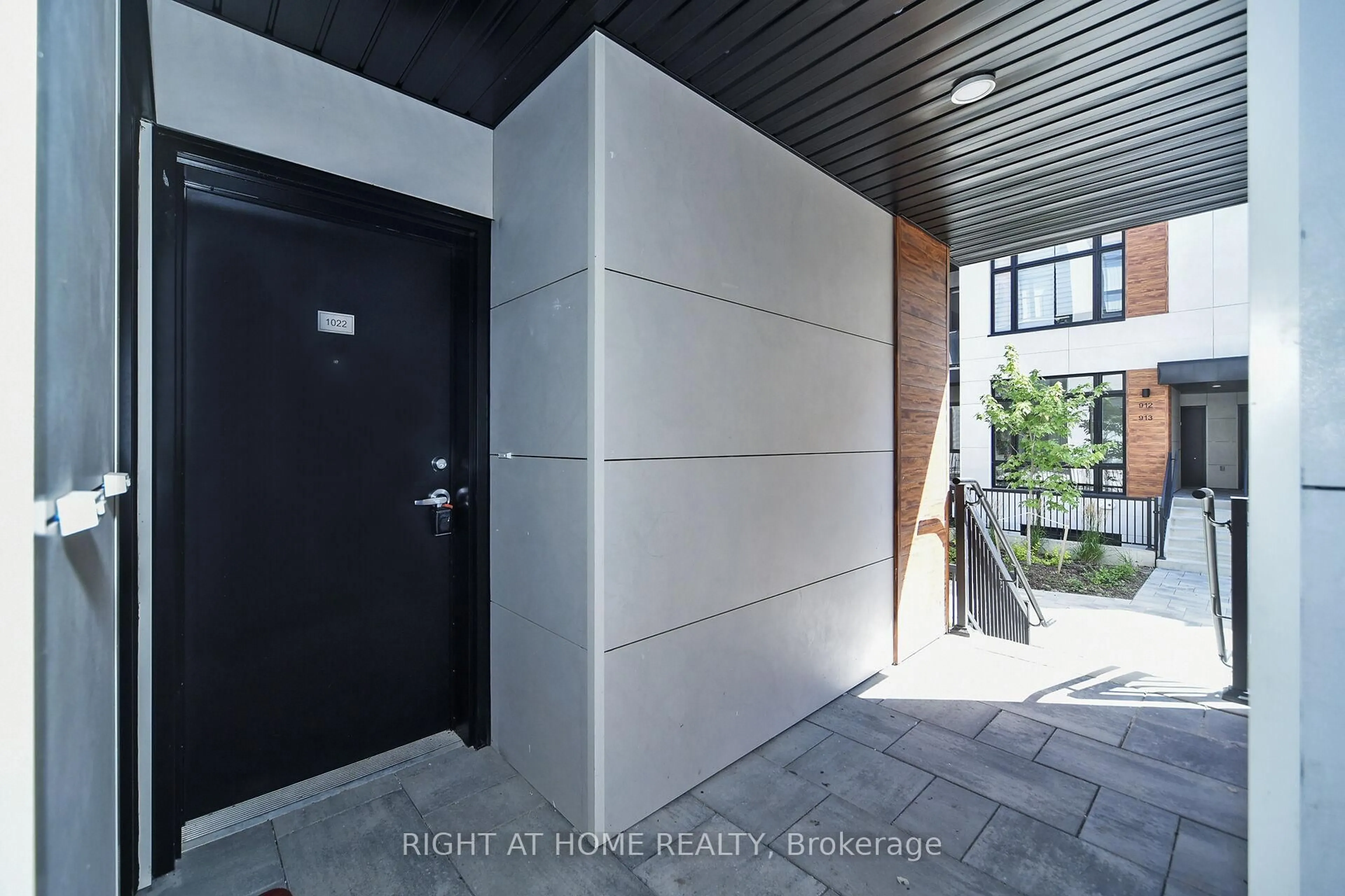 Indoor foyer for 14 David Eyer Rd #1022, Richmond Hill Ontario L4S 0N4