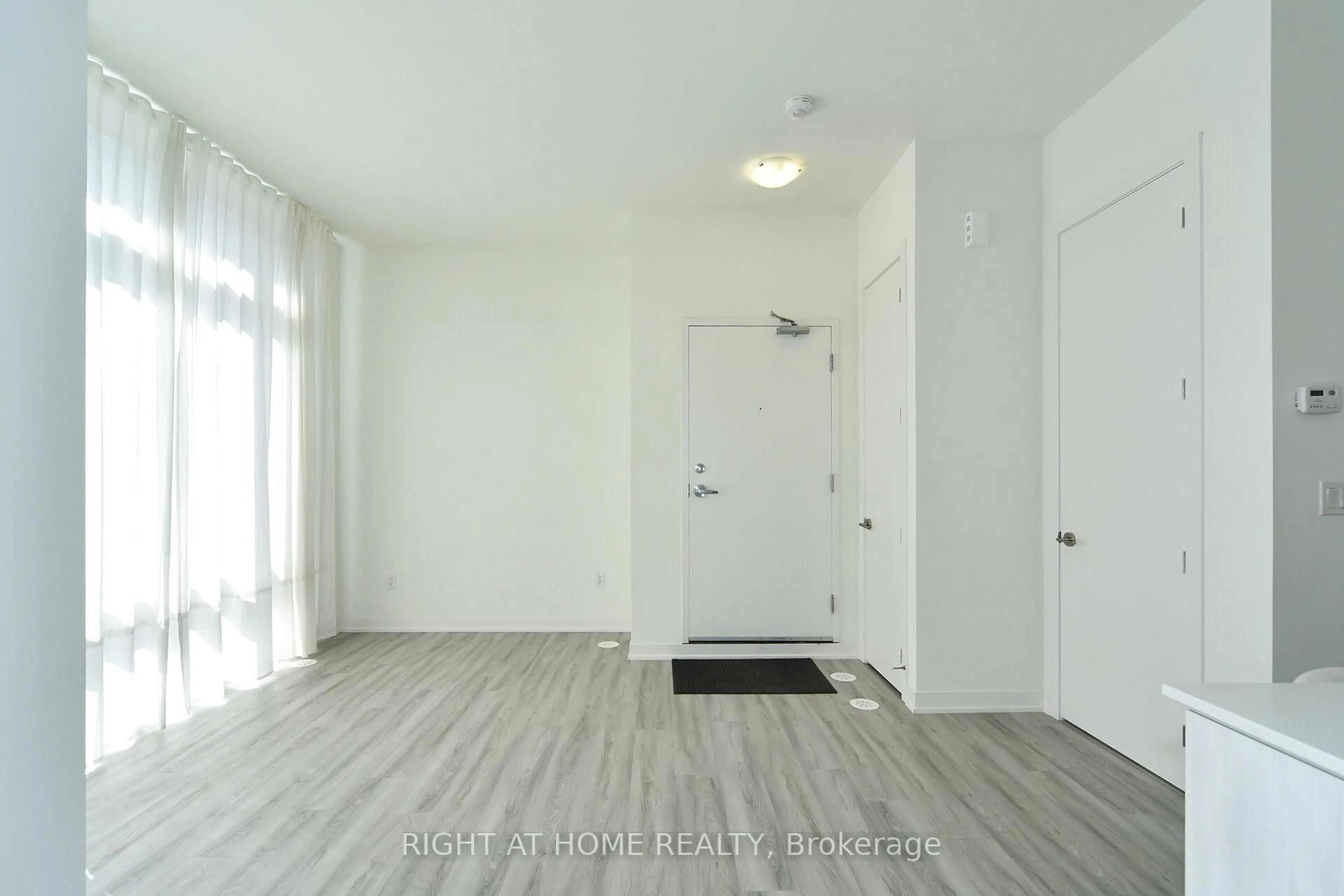 Indoor entryway for 14 David Eyer Rd #1022, Richmond Hill Ontario L4S 0N4