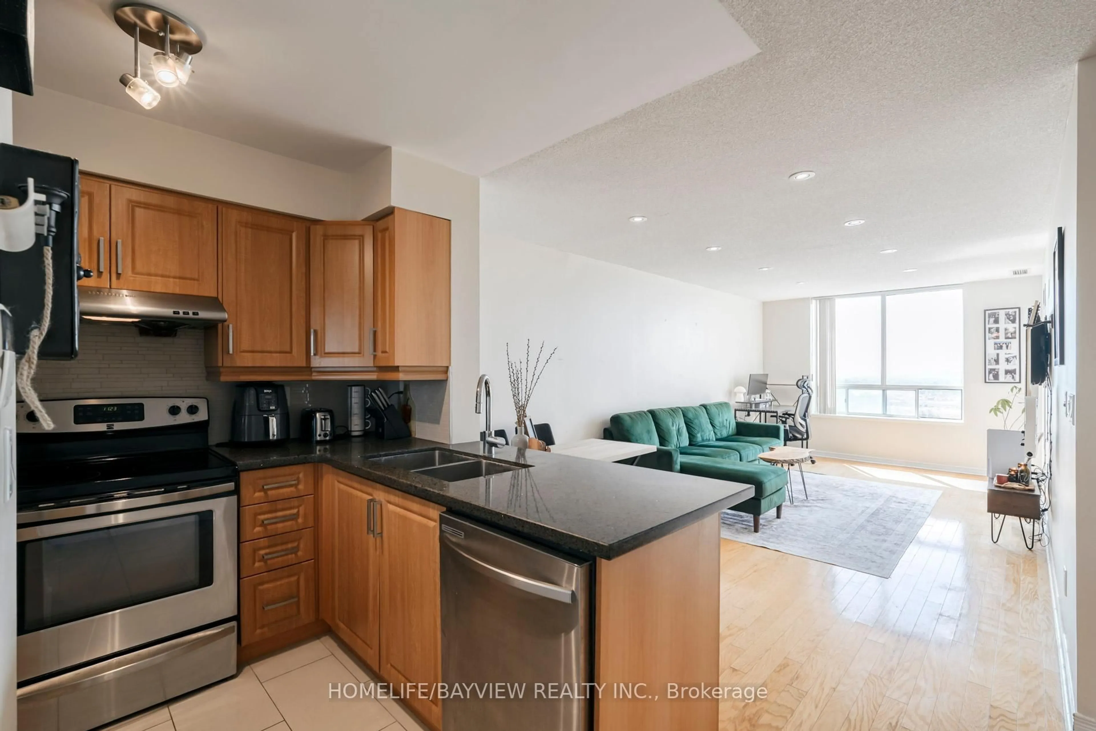Open concept kitchen, unknown for 23 Oneida Cres #Ph05, Richmond Hill Ontario L4B 0A2