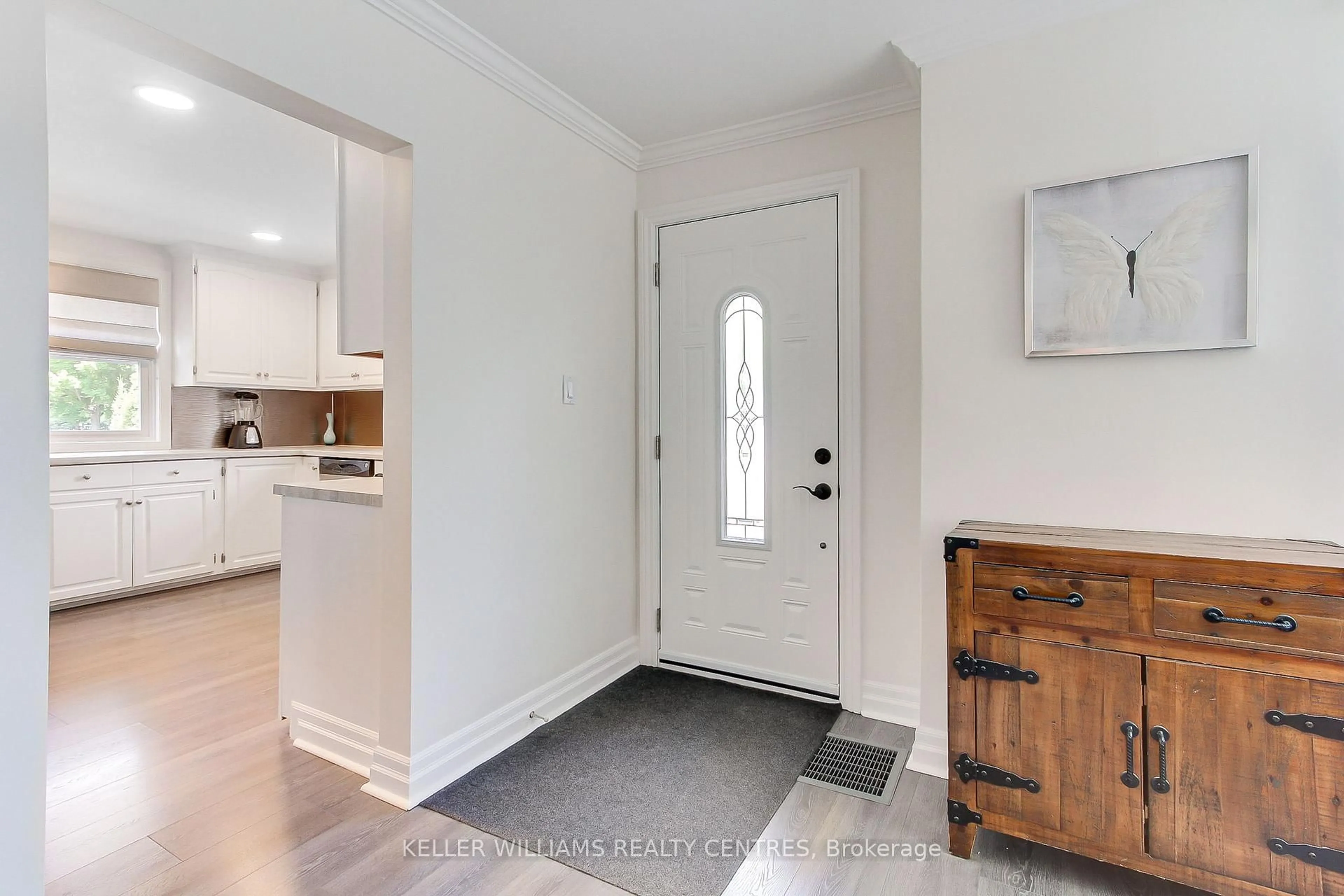 Indoor entryway for 678 Crescent Rd, Newmarket Ontario L3Y 2C1