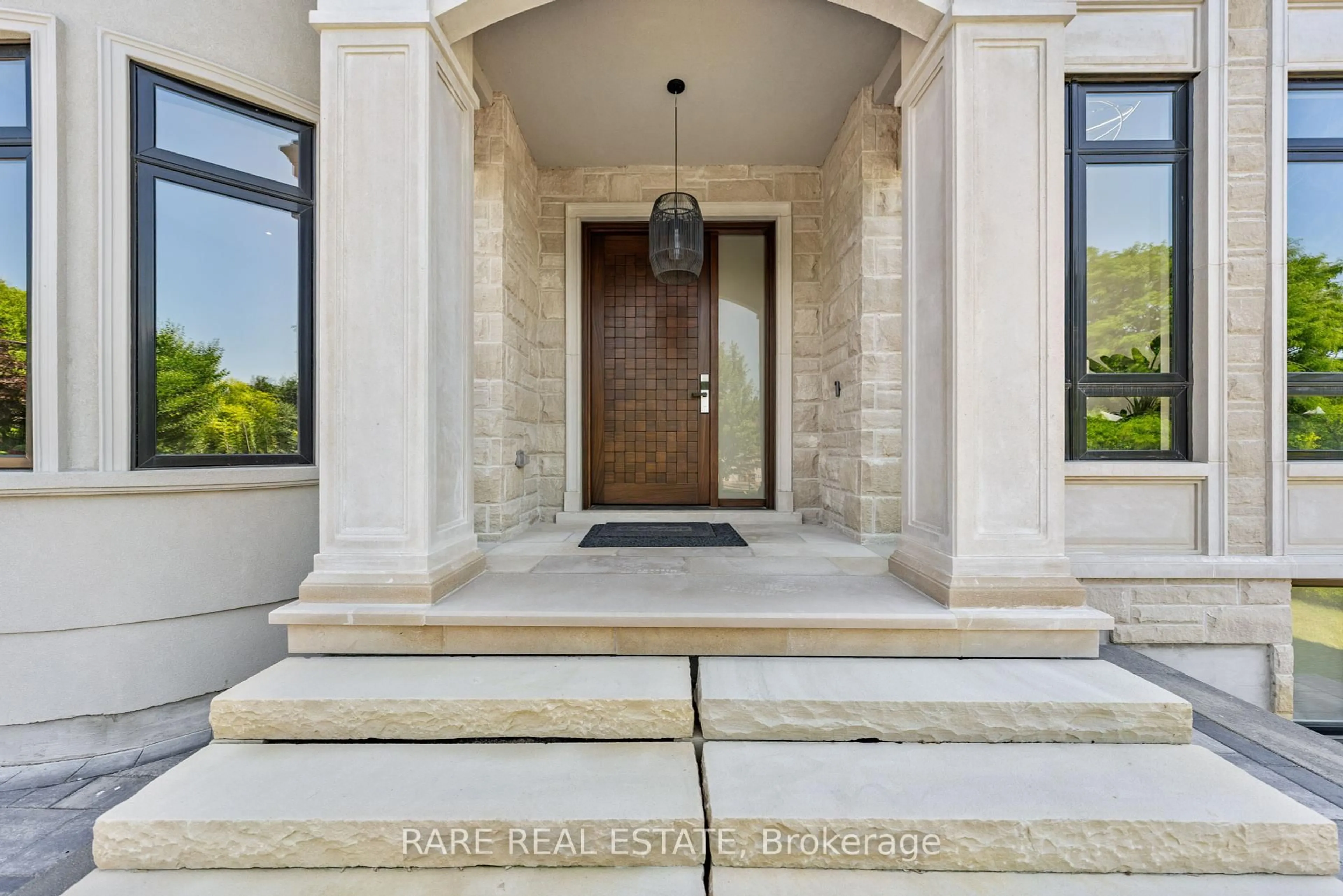 Indoor entryway for 211 Kennedy St, Aurora Ontario L4G 2L9