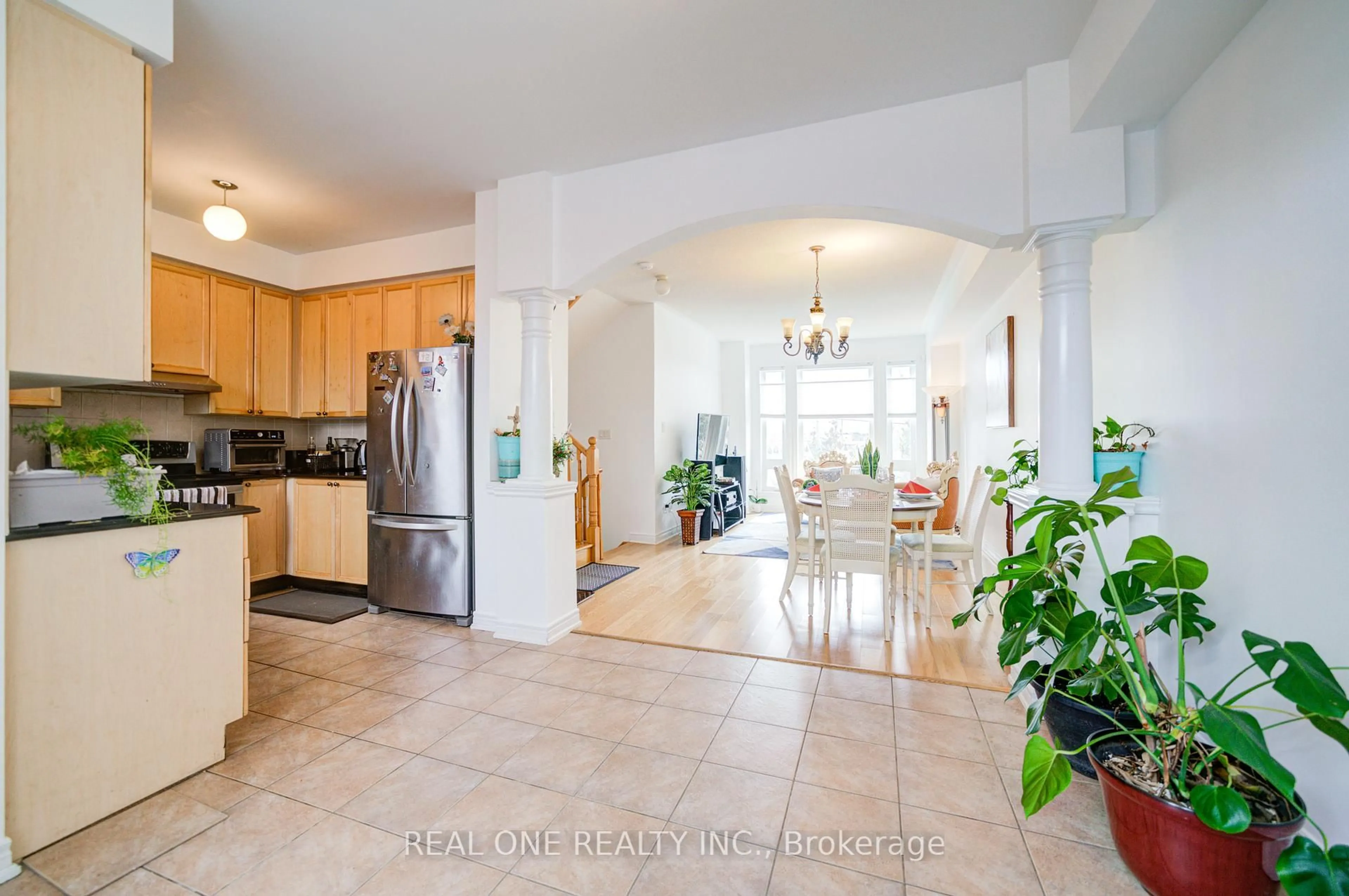 Open concept kitchen, ceramic/tile floor for 87 Zokol Dr, Aurora Ontario L4G 0B7