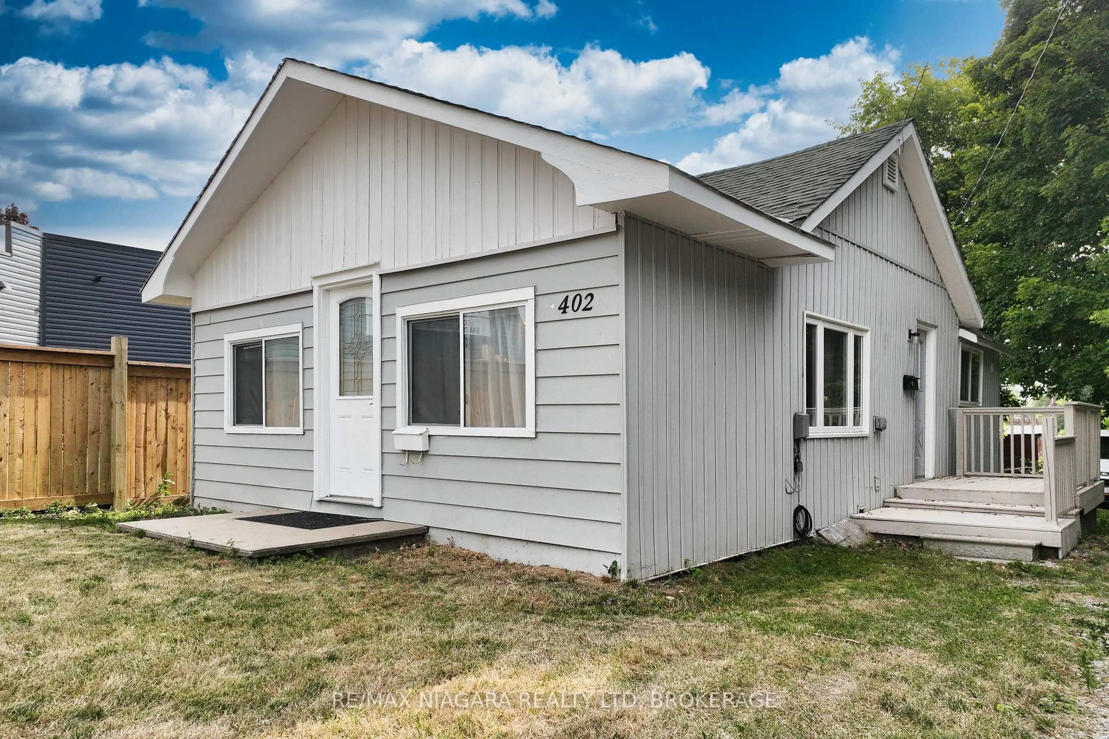 Home with vinyl exterior material, building for 402 The Queensway South, Georgina Ontario L4P 2C5