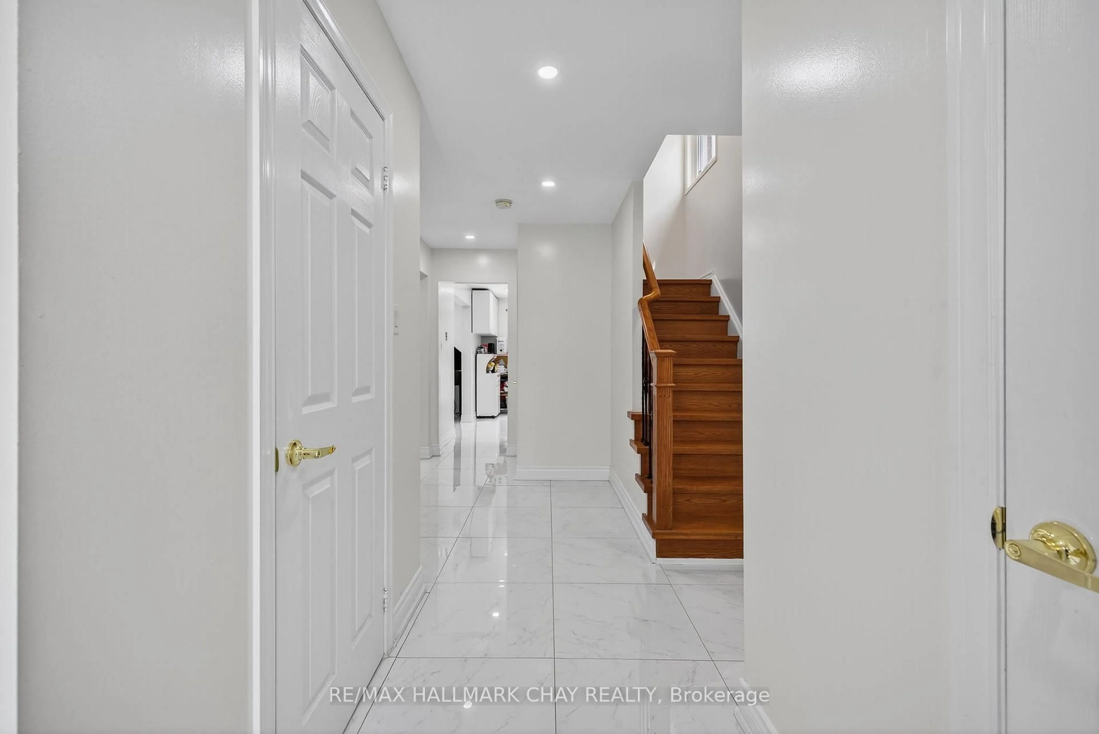Indoor foyer for 49 Mcknight Cres, New Tecumseth Ontario L0G 1W0