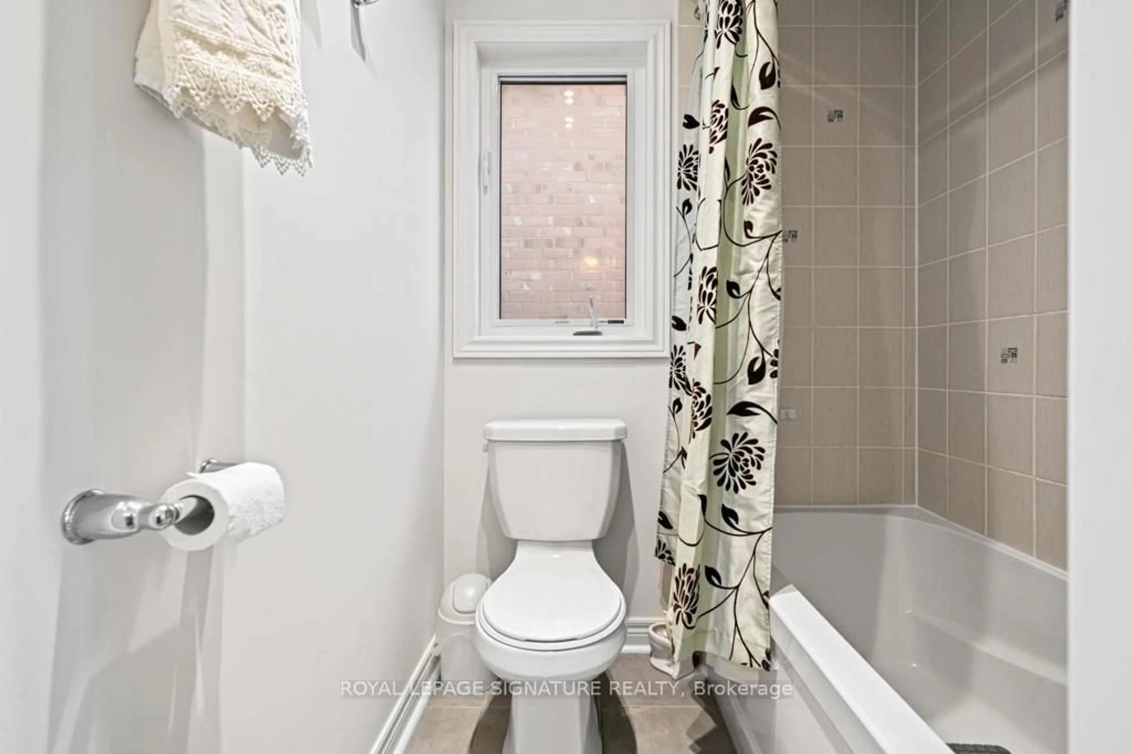 Standard bathroom, ceramic/tile floor for 237 William Graham Dr, Aurora Ontario L4G 0W4