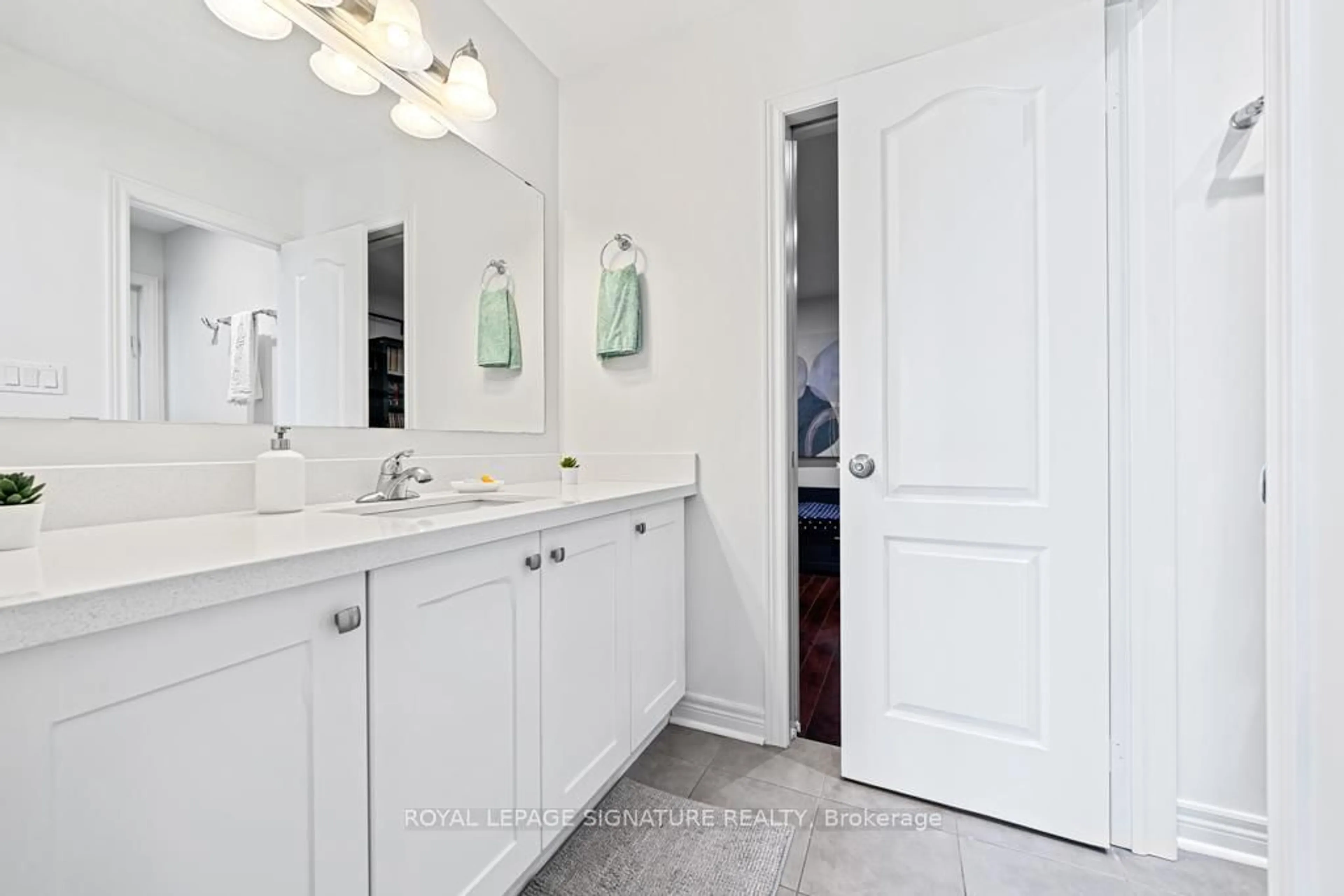 Standard bathroom, ceramic/tile floor for 237 William Graham Dr, Aurora Ontario L4G 0W4