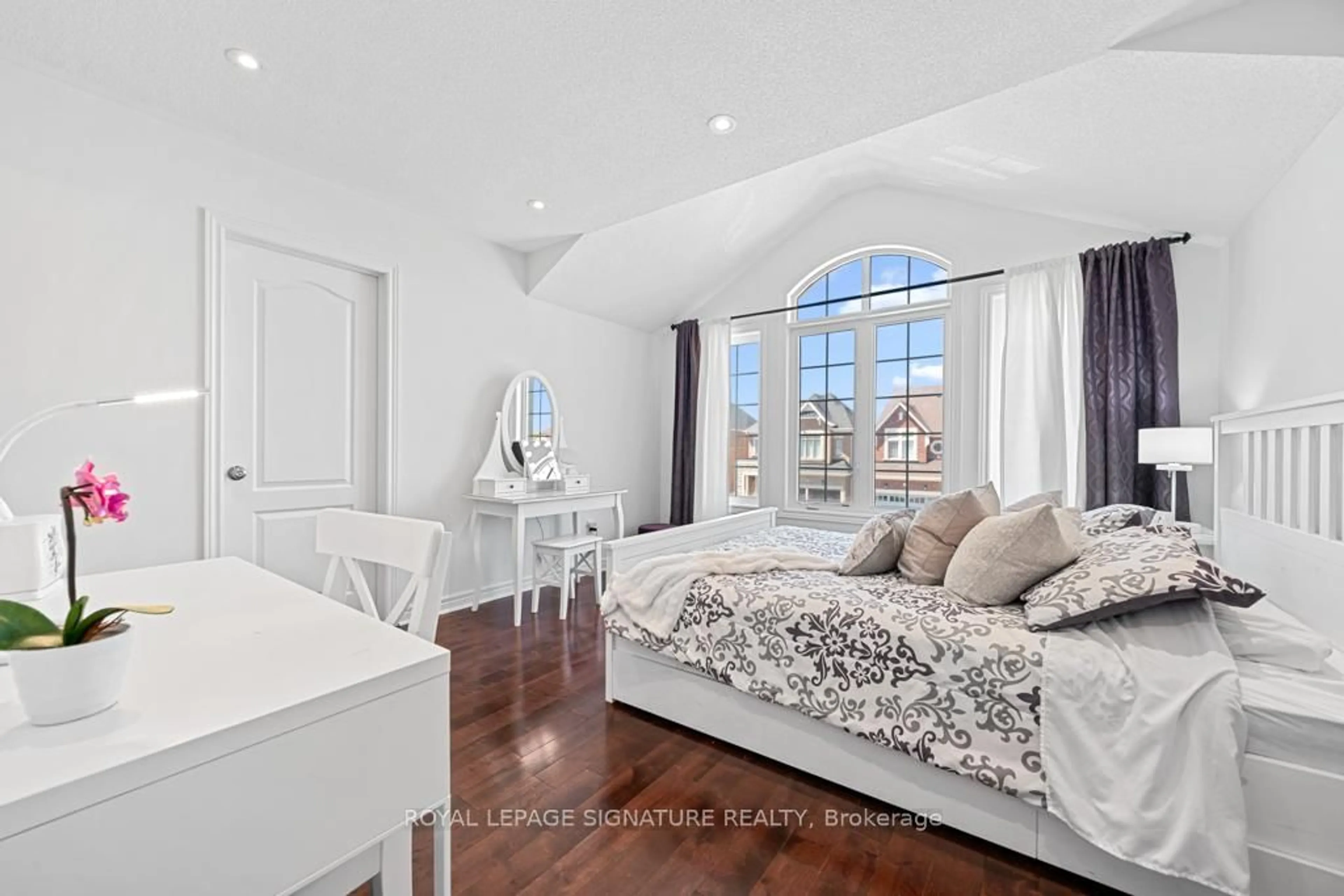 Bedroom with bed, wood/laminate floor for 237 William Graham Dr, Aurora Ontario L4G 0W4