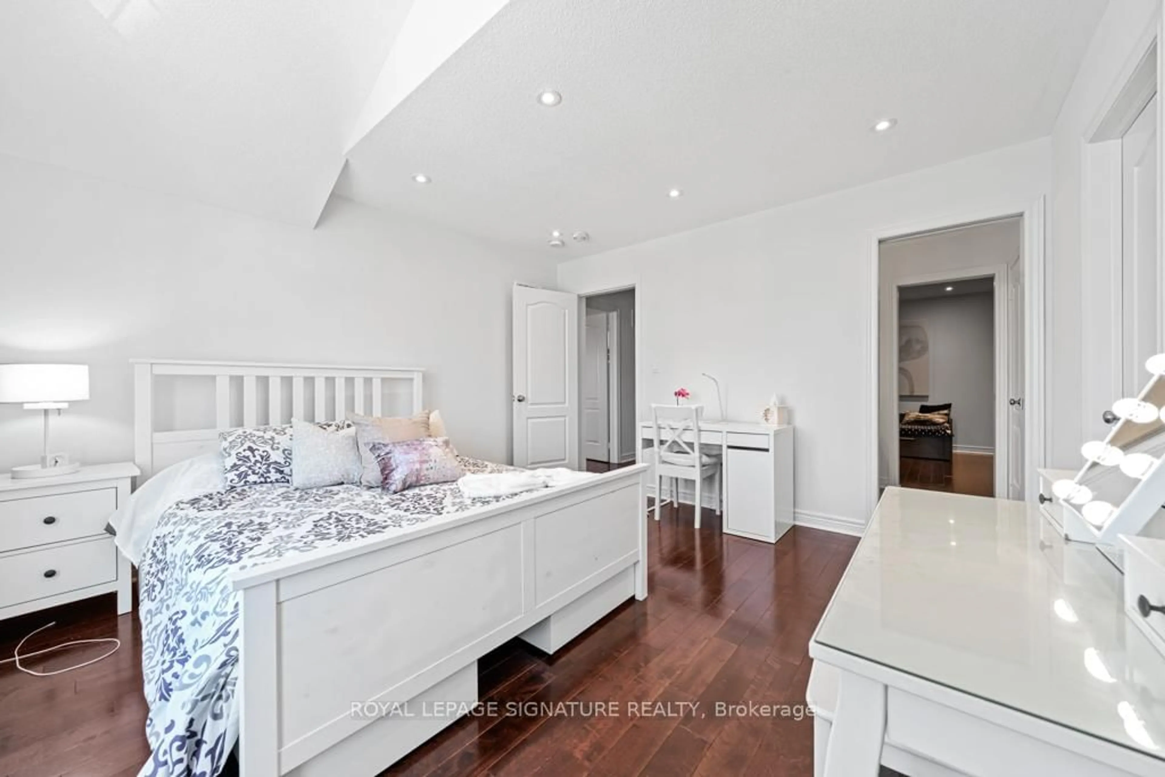 Bedroom with bed, wood/laminate floor for 237 William Graham Dr, Aurora Ontario L4G 0W4