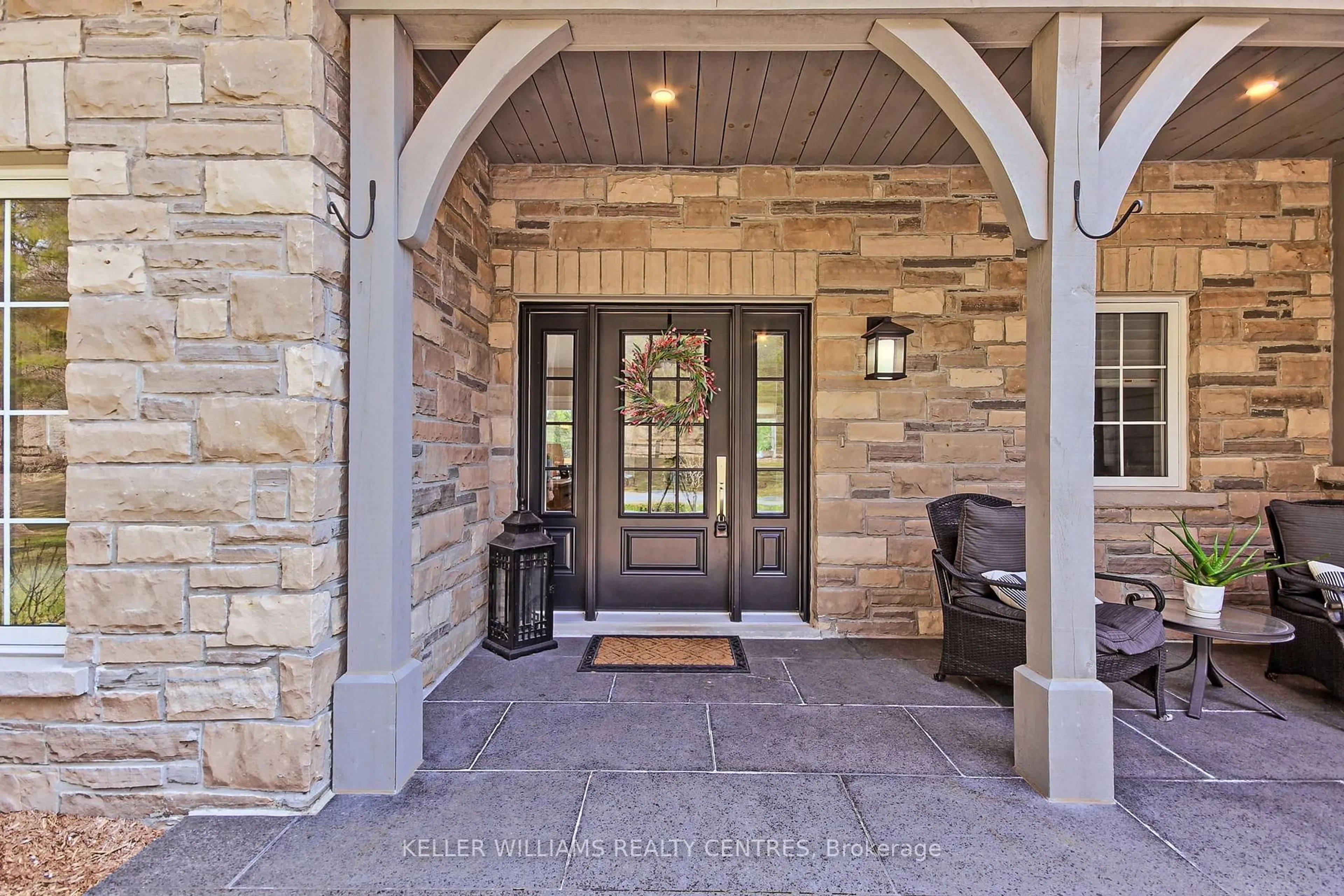 Indoor entryway for 17781 Mccowan Rd, East Gwillimbury Ontario L0G 1E0