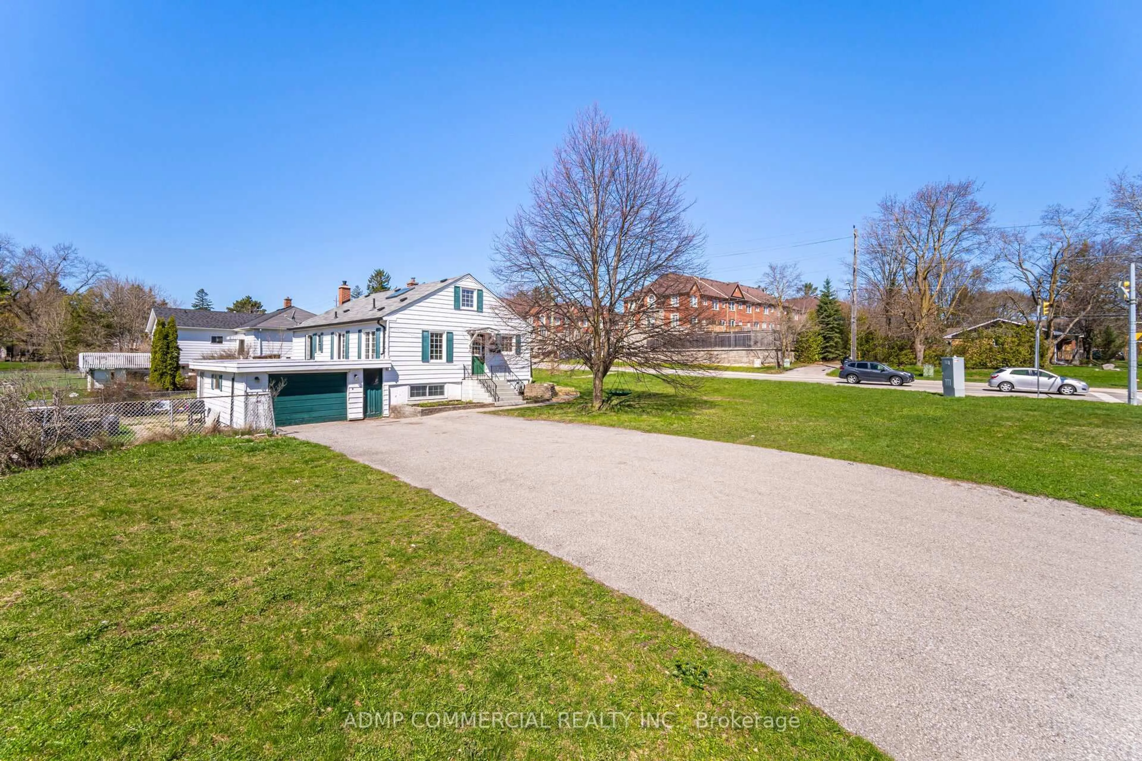 A pic from outside/outdoor area/front of a property/back of a property/a pic from drone, street for 136 Eagle St, Newmarket Ontario L3Y 1J4