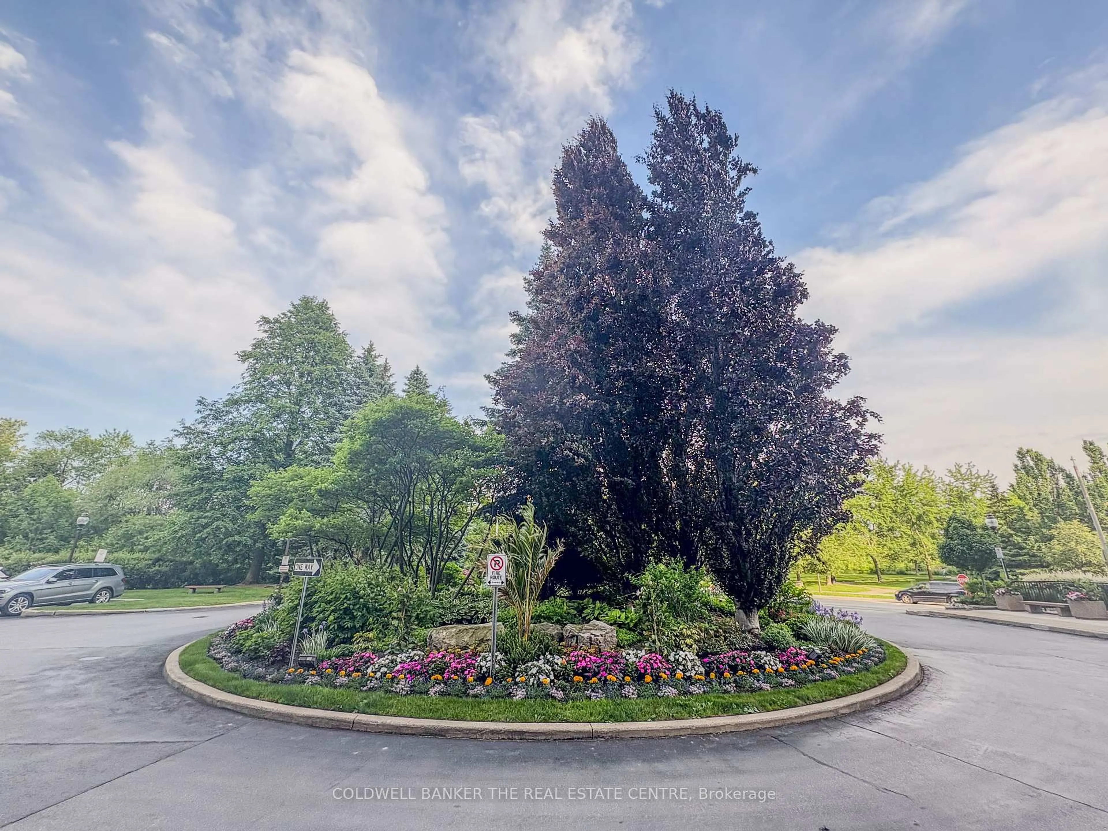 A pic from outside/outdoor area/front of a property/back of a property/a pic from drone, unknown for 100 Observatory Lane #307, Richmond Hill Ontario L4C 1T4