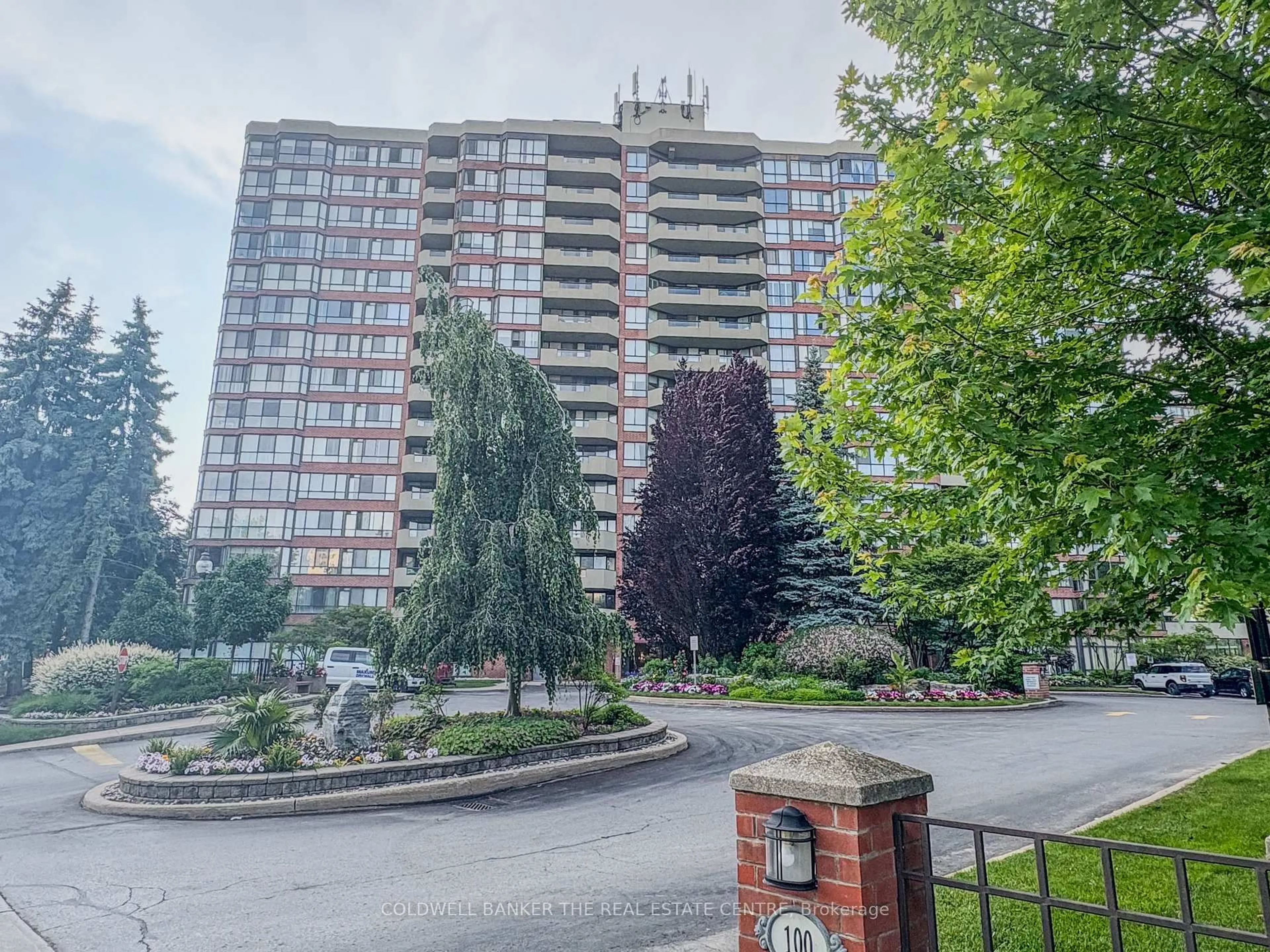 A pic from outside/outdoor area/front of a property/back of a property/a pic from drone, unknown for 100 Observatory Lane #307, Richmond Hill Ontario L4C 1T4