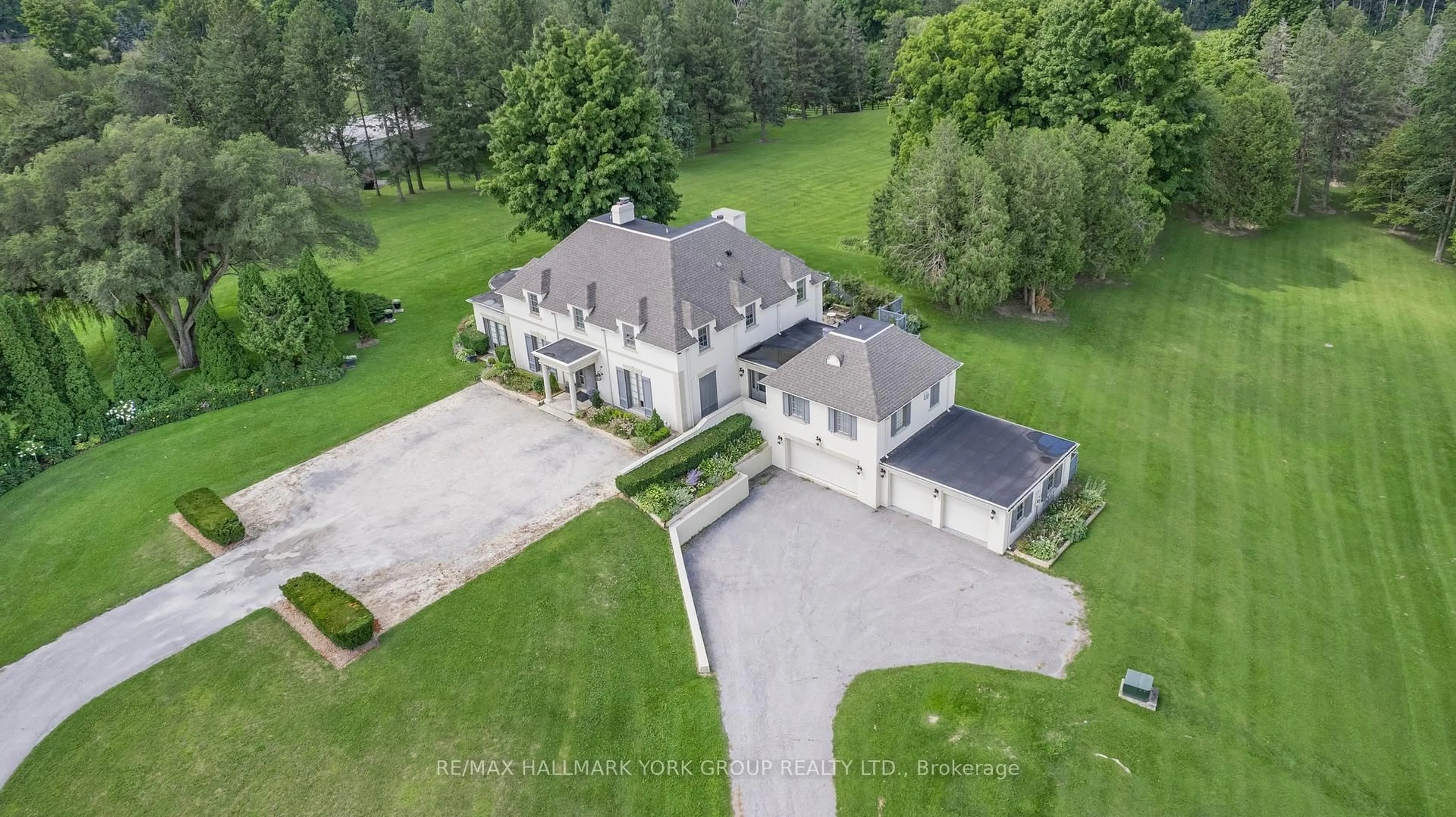 A pic from outside/outdoor area/front of a property/back of a property/a pic from drone, unknown for 161 Fairfield Dr, King Ontario L7B 1M6