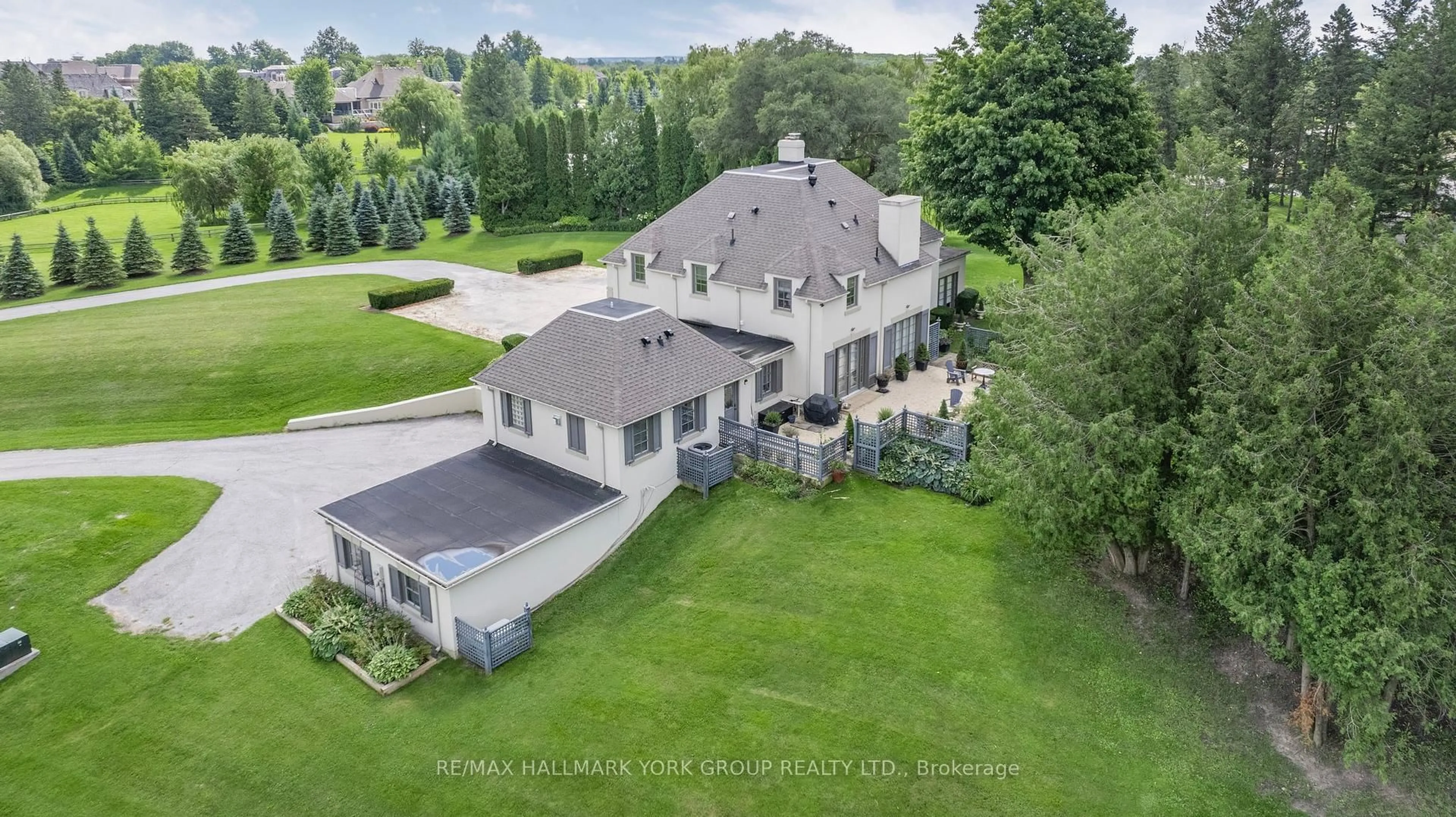 A pic from outside/outdoor area/front of a property/back of a property/a pic from drone, unknown for 161 Fairfield Dr, King Ontario L7B 1M6