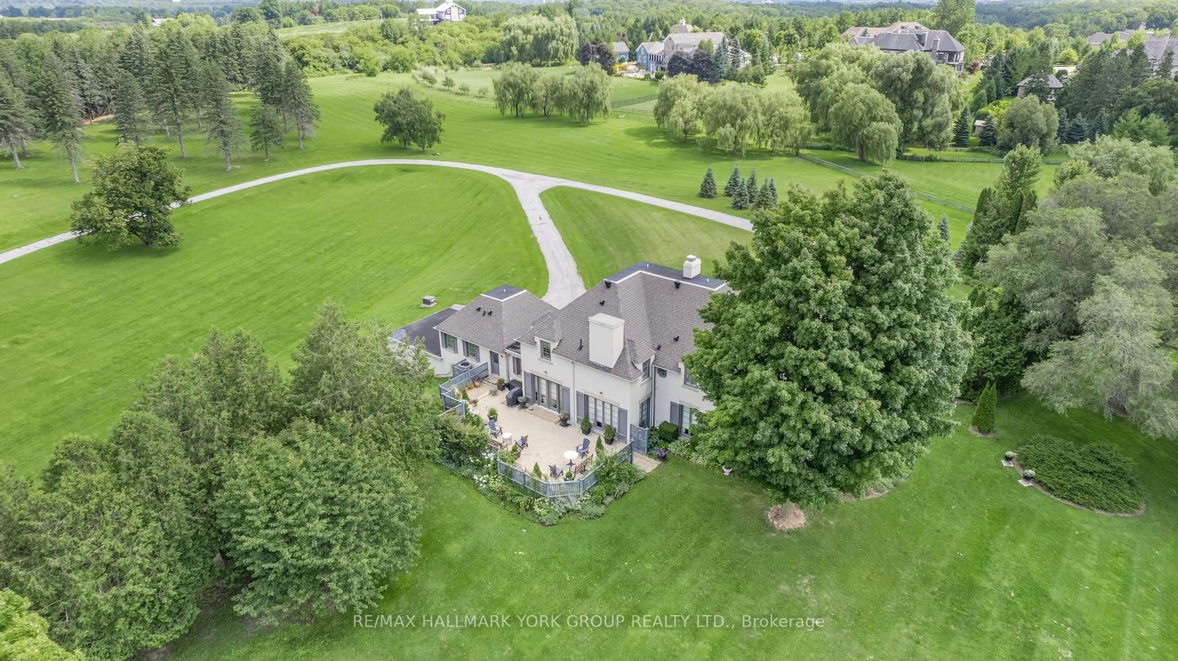 A pic from outside/outdoor area/front of a property/back of a property/a pic from drone, unknown for 161 Fairfield Dr, King Ontario L7B 1M6