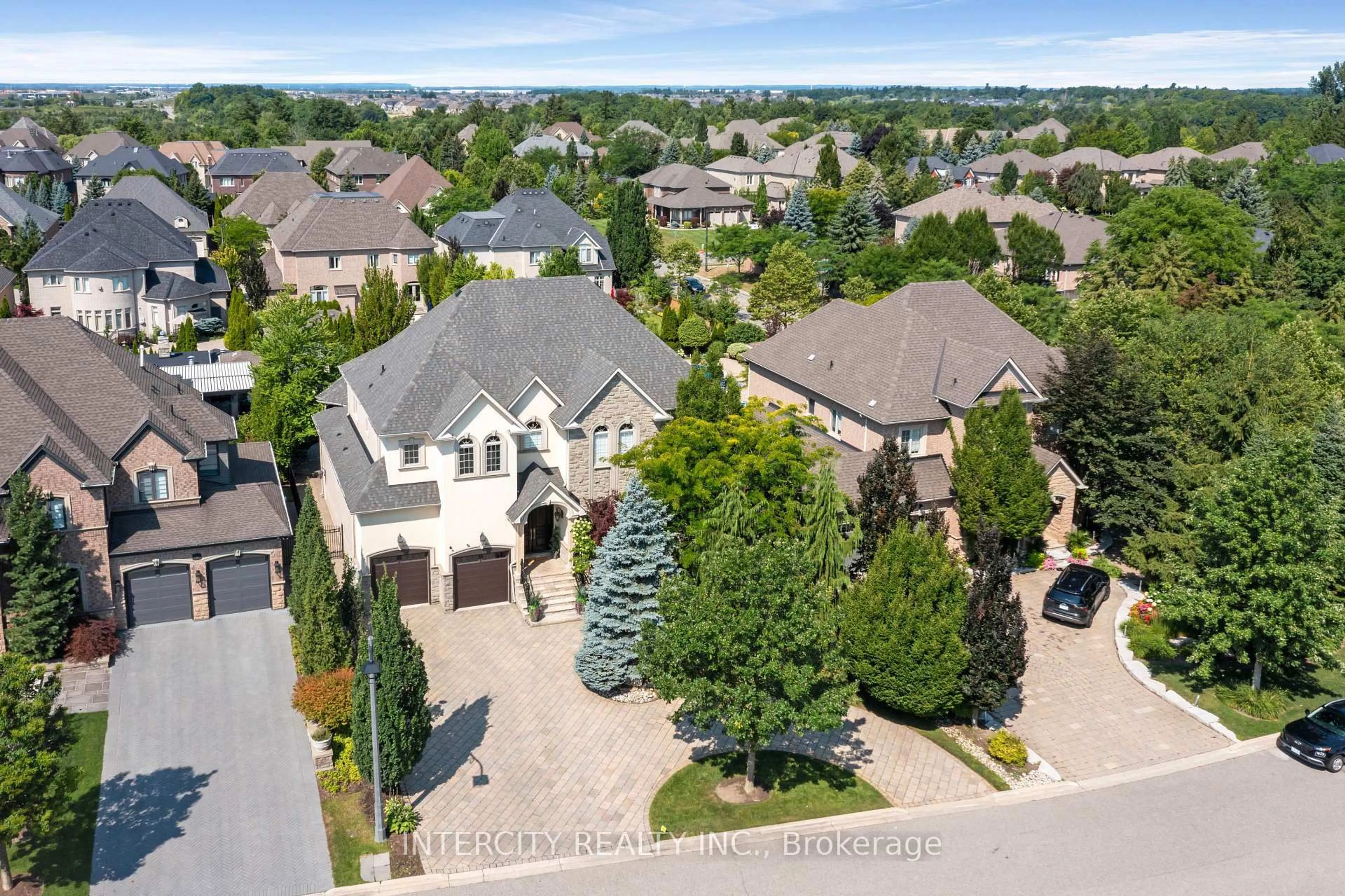 A pic from outside/outdoor area/front of a property/back of a property/a pic from drone, street for 118 Park Ridge Dr, Vaughan Ontario L0J 1C0