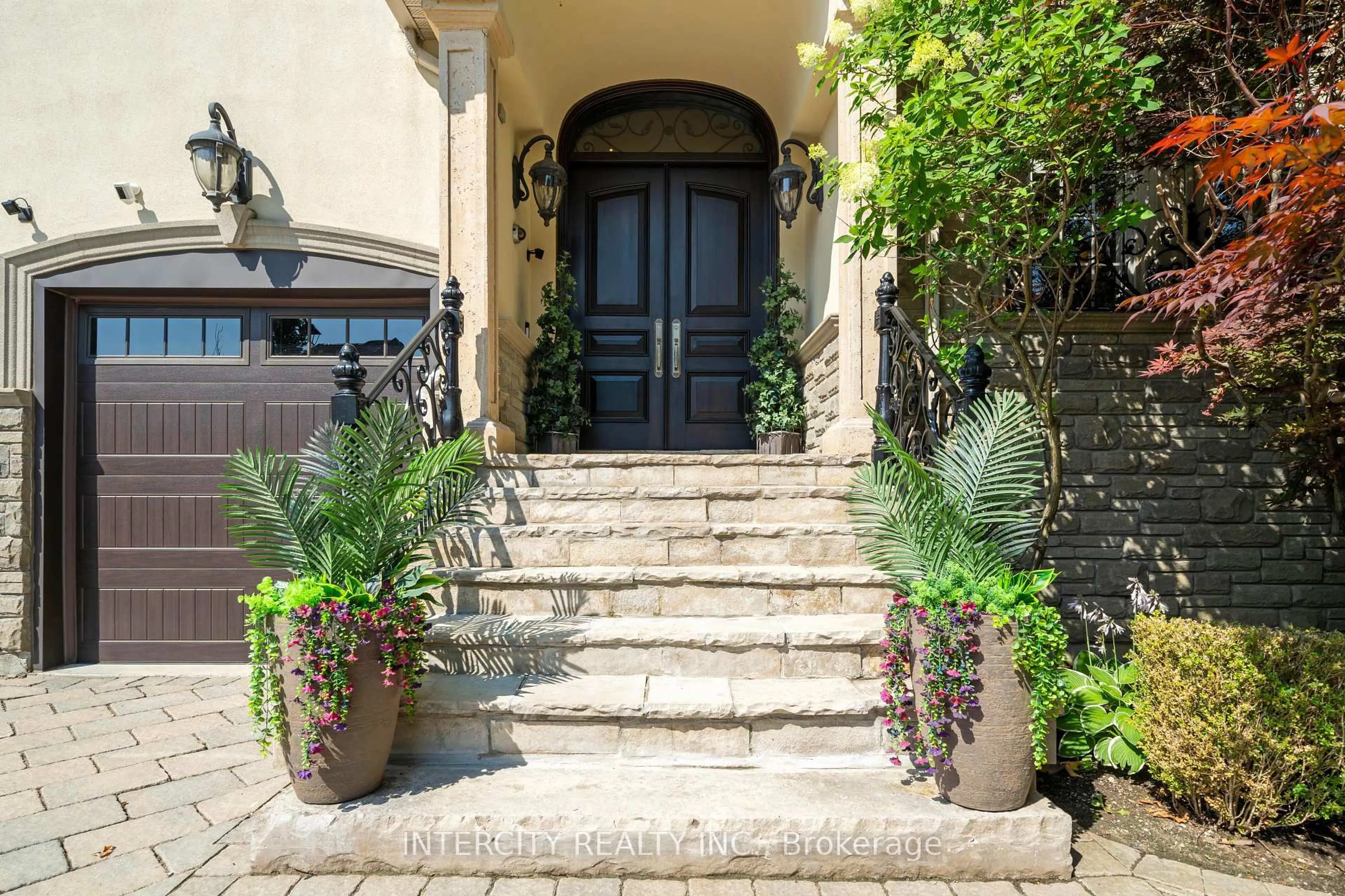 Indoor entryway for 118 Park Ridge Dr, Vaughan Ontario L0J 1C0