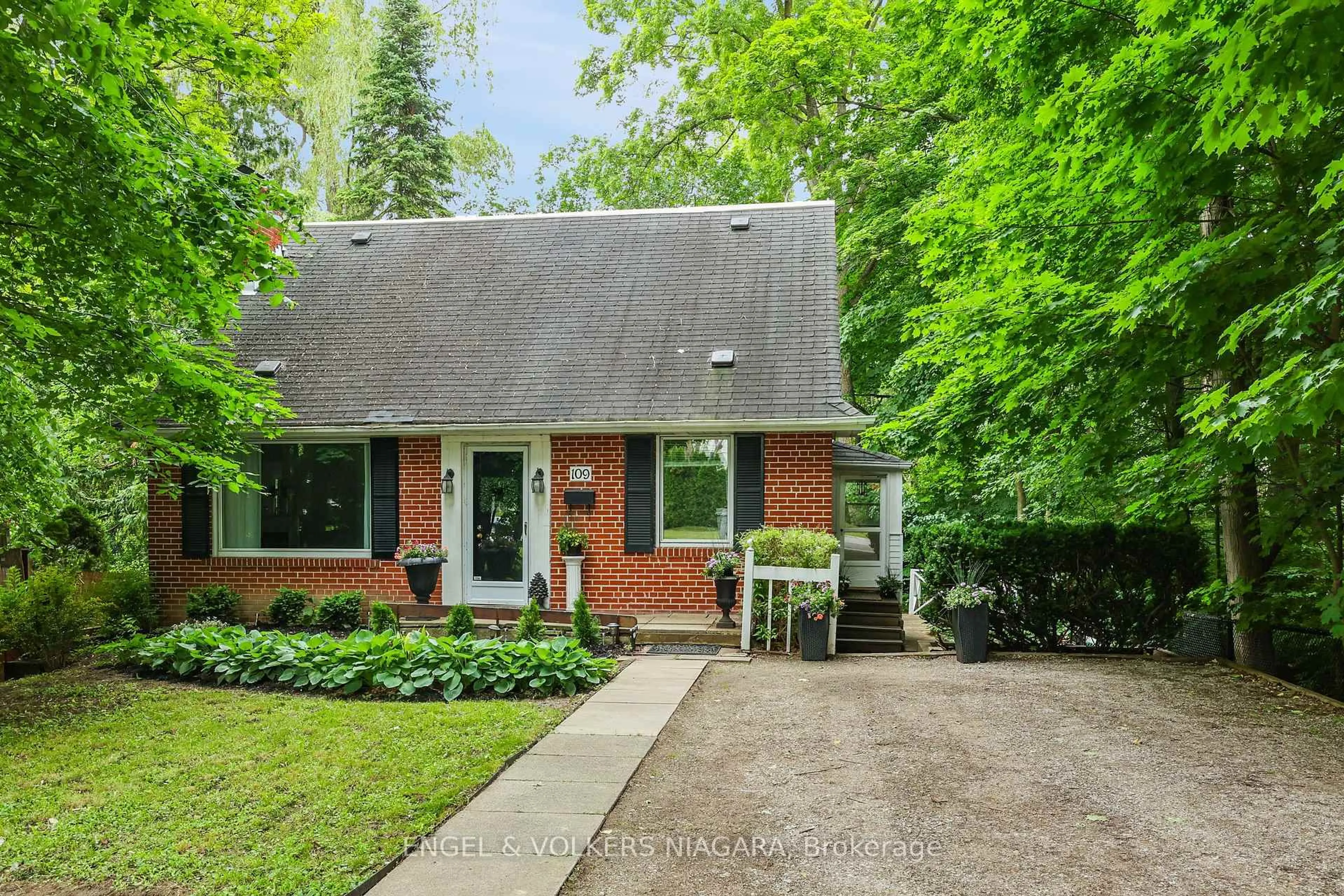 Home with brick exterior material, street for 109 Centre St, Vaughan Ontario L4J 1G3