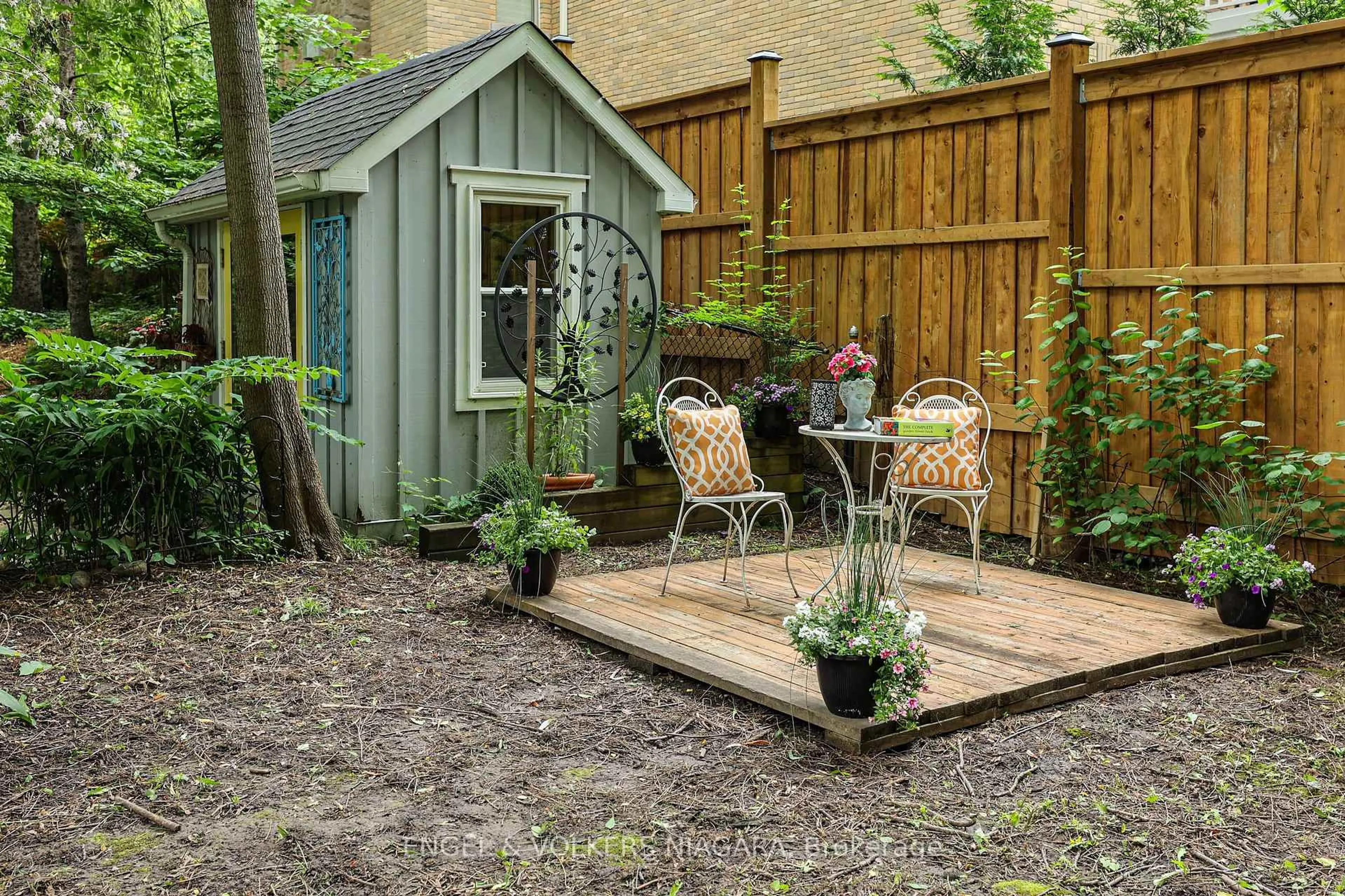Patio, street for 109 Centre St, Vaughan Ontario L4J 1G3