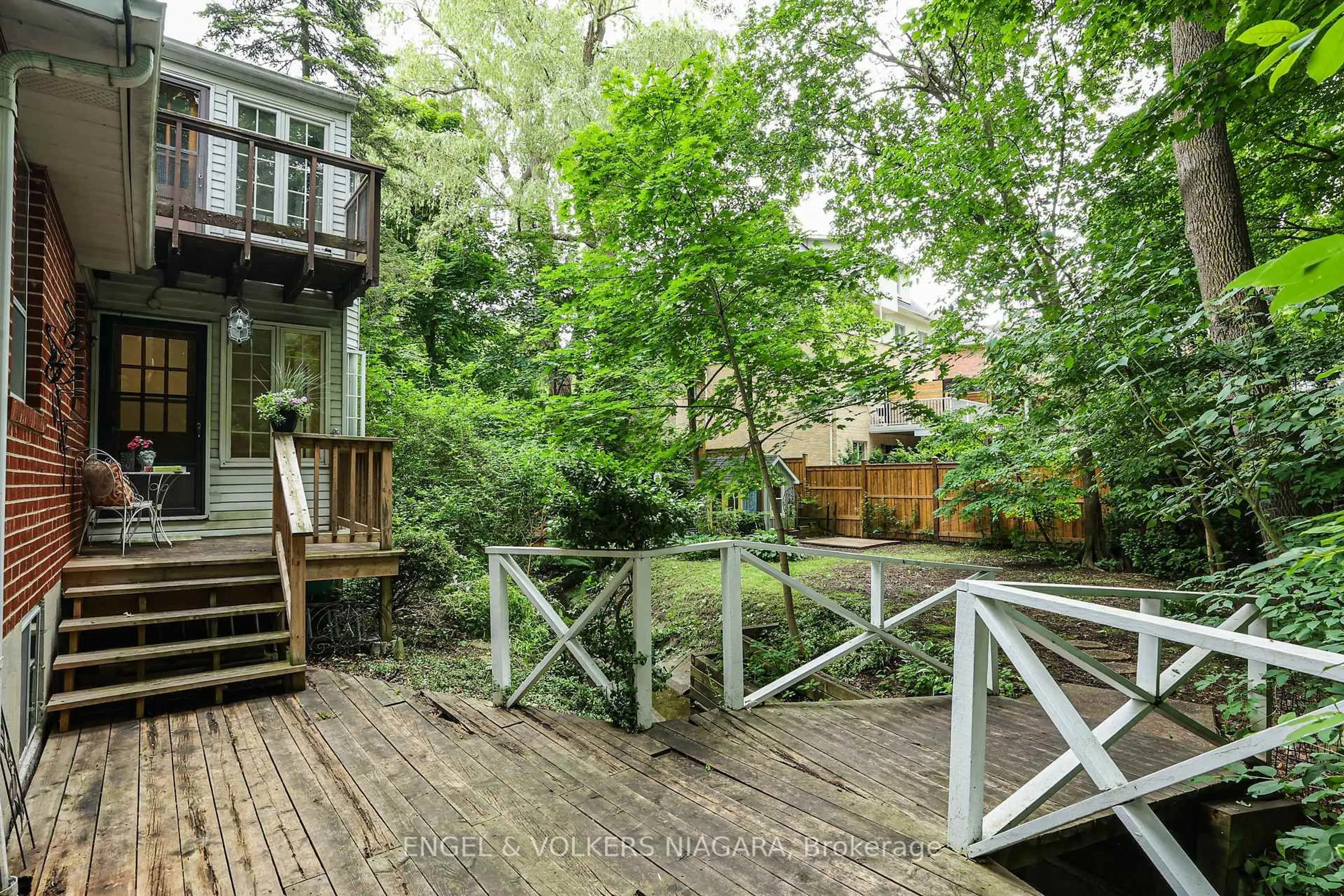 Patio, unknown for 109 Centre St, Vaughan Ontario L4J 1G3