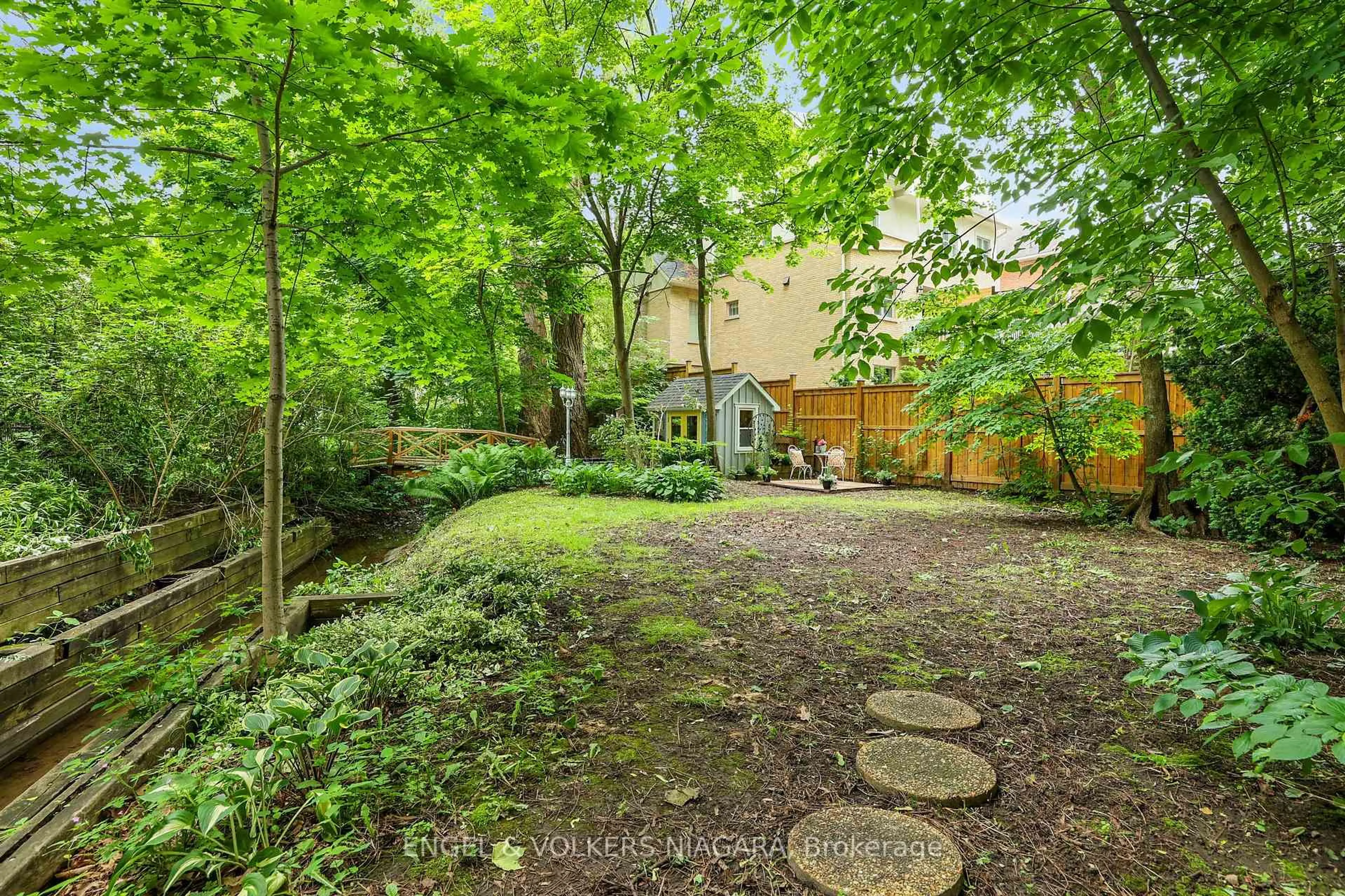 Patio, forest/trees view for 109 Centre St, Vaughan Ontario L4J 1G3