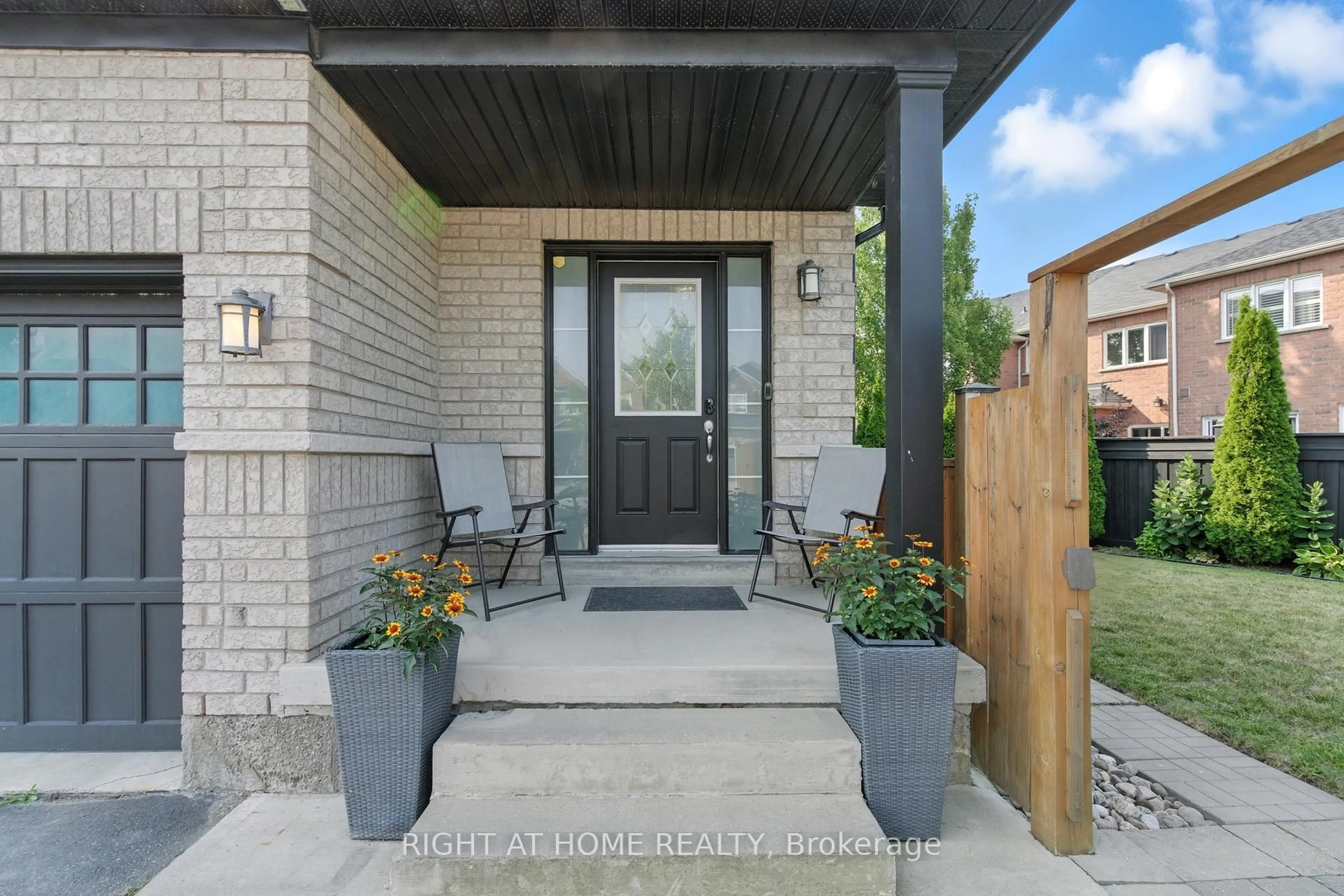Indoor entryway for 215 Canada Dr, Vaughan Ontario L4H 0K2