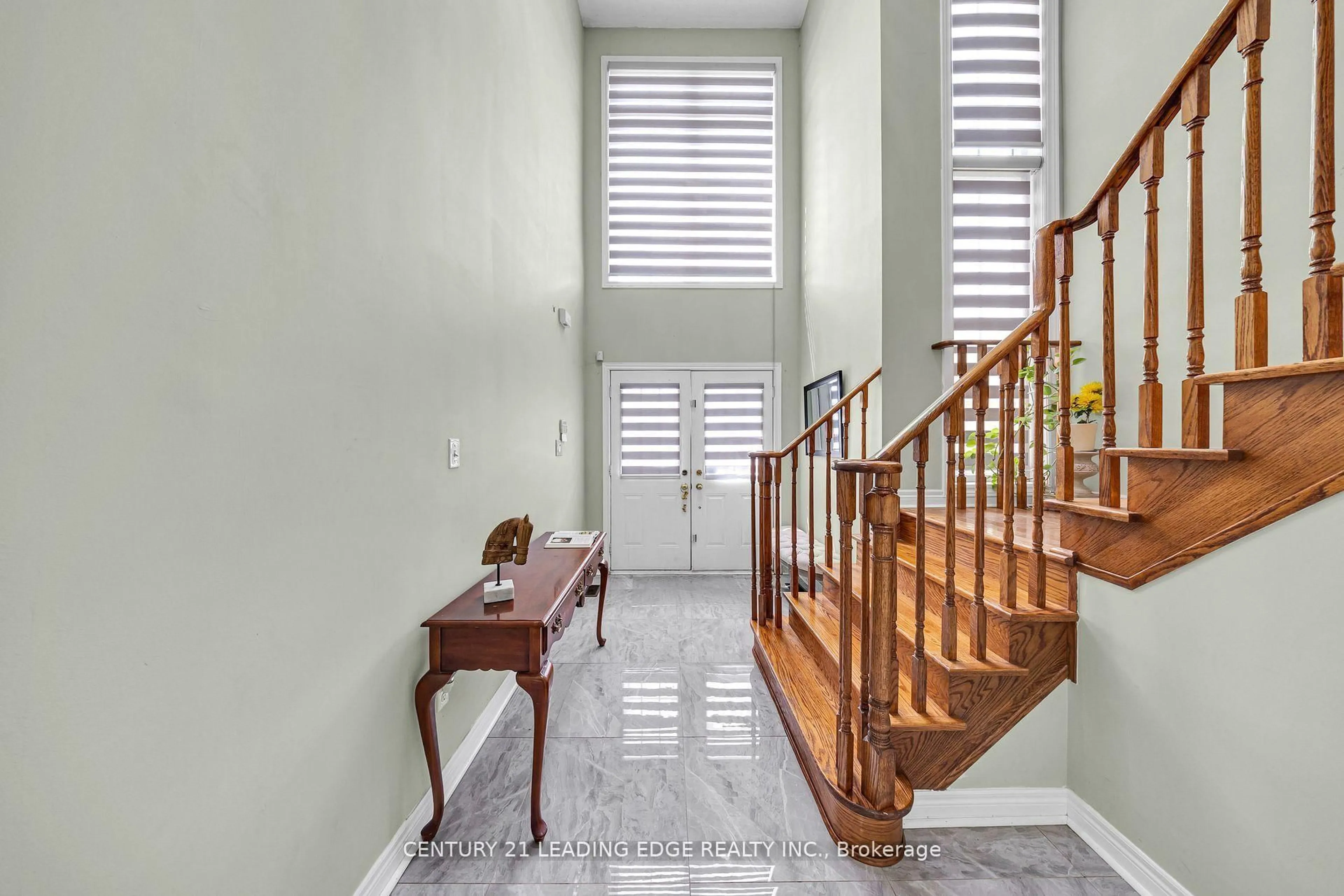 Indoor foyer for 40 Ann Louise Cres, Markham Ontario L3S 0A8