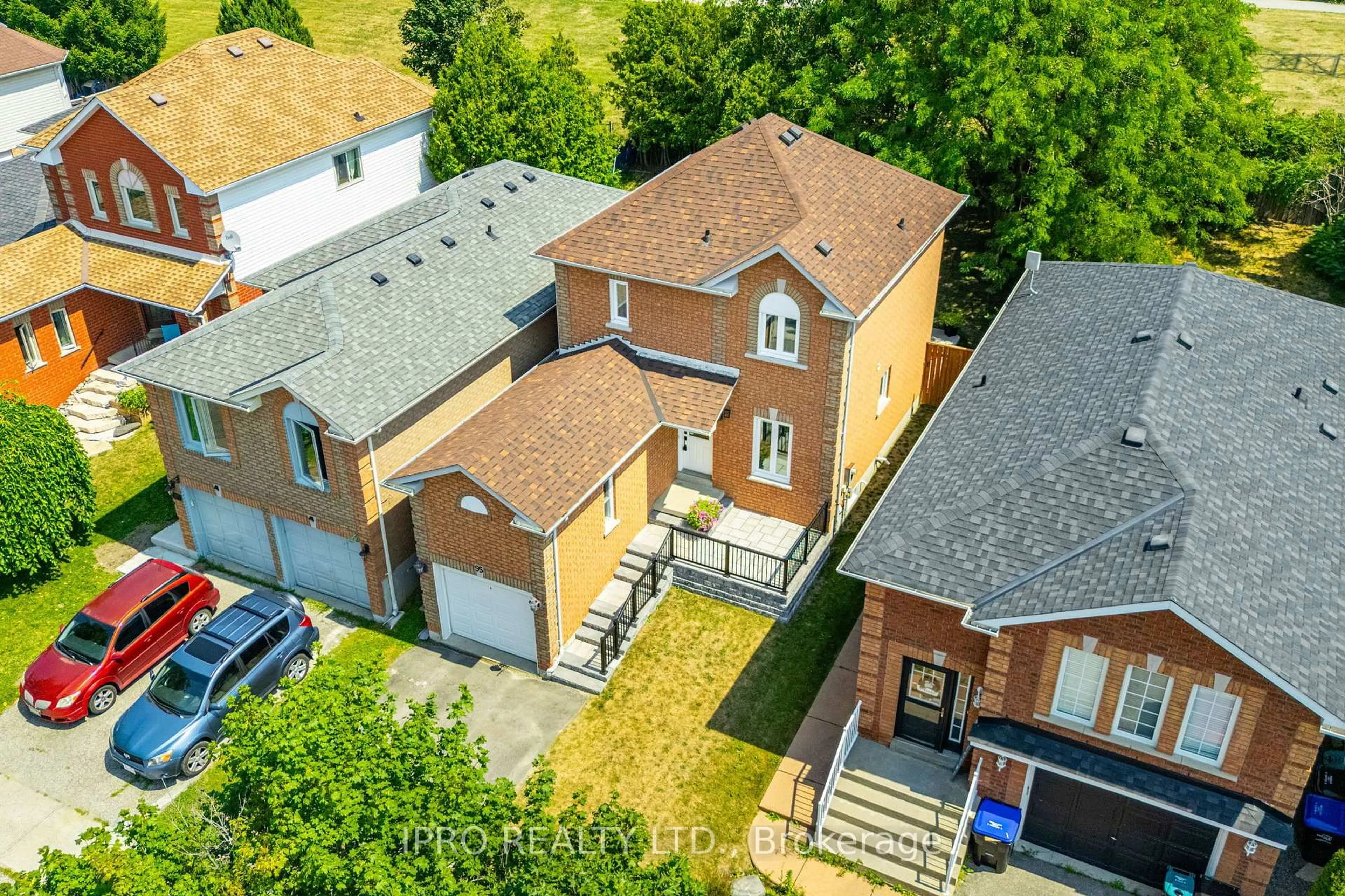 A pic from outside/outdoor area/front of a property/back of a property/a pic from drone, street for 95 Longview Dr, Bradford West Gwillimbury Ontario L3Z 2Z2
