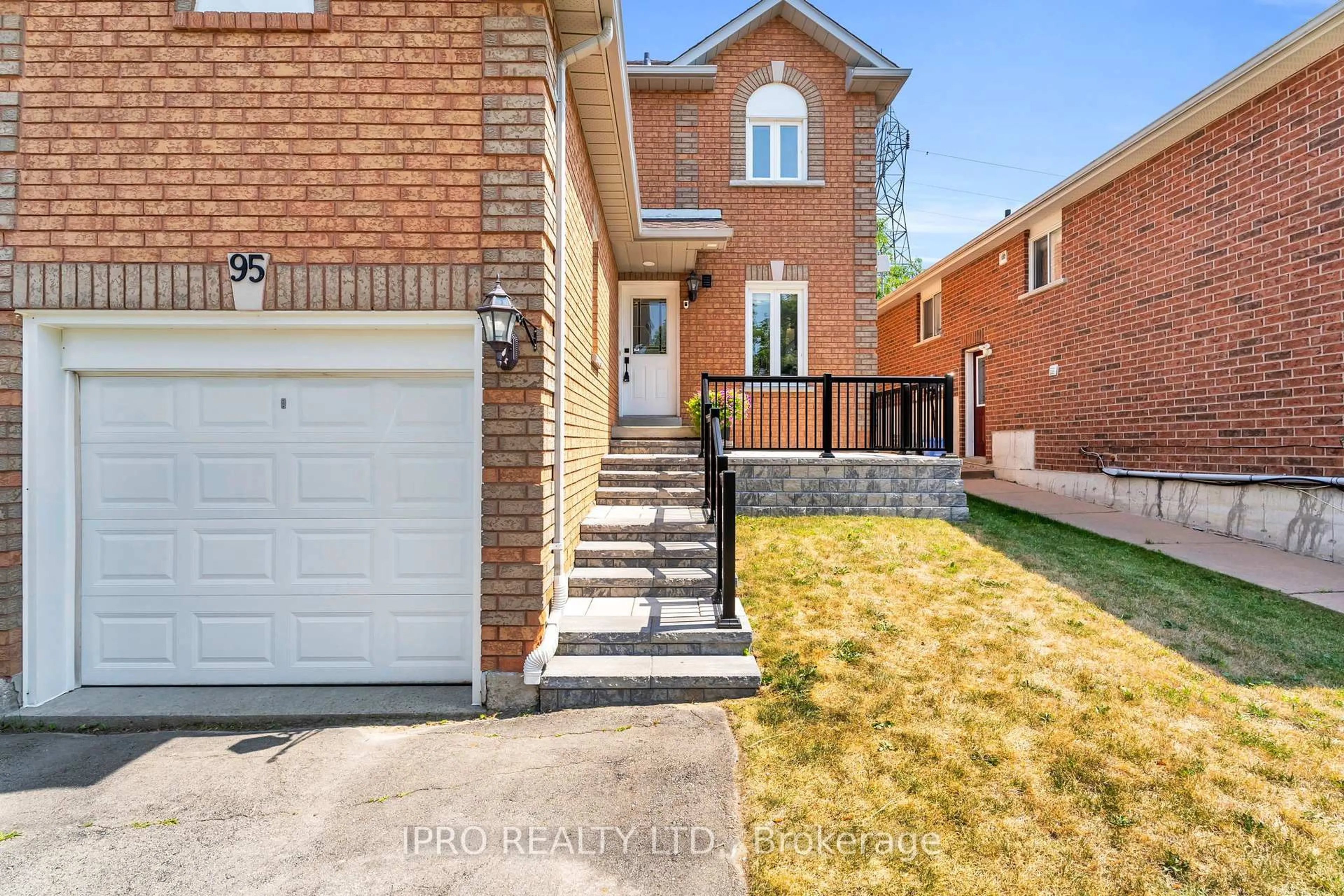 Home with brick exterior material, street for 95 Longview Dr, Bradford West Gwillimbury Ontario L3Z 2Z2