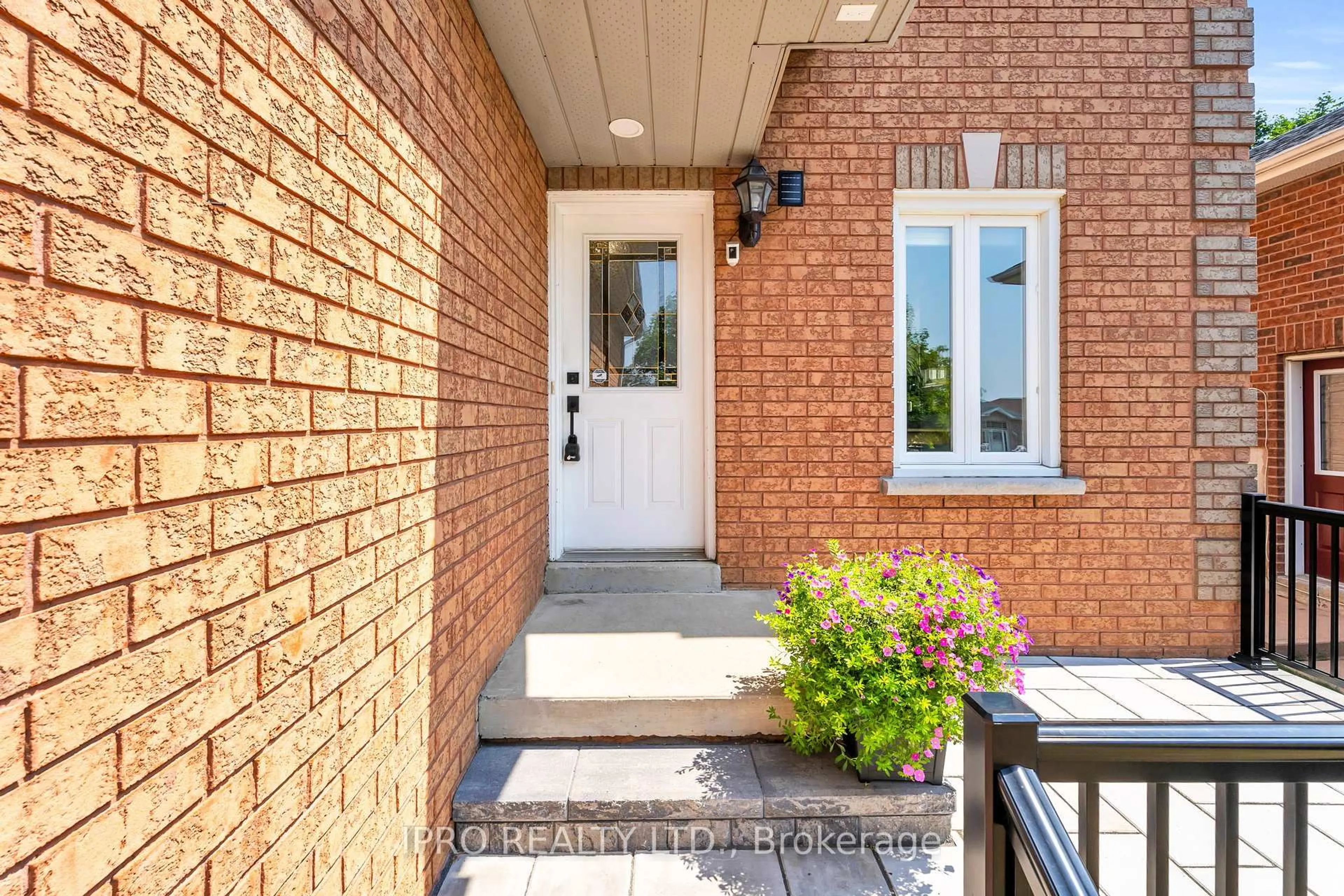 Home with brick exterior material, street for 95 Longview Dr, Bradford West Gwillimbury Ontario L3Z 2Z2