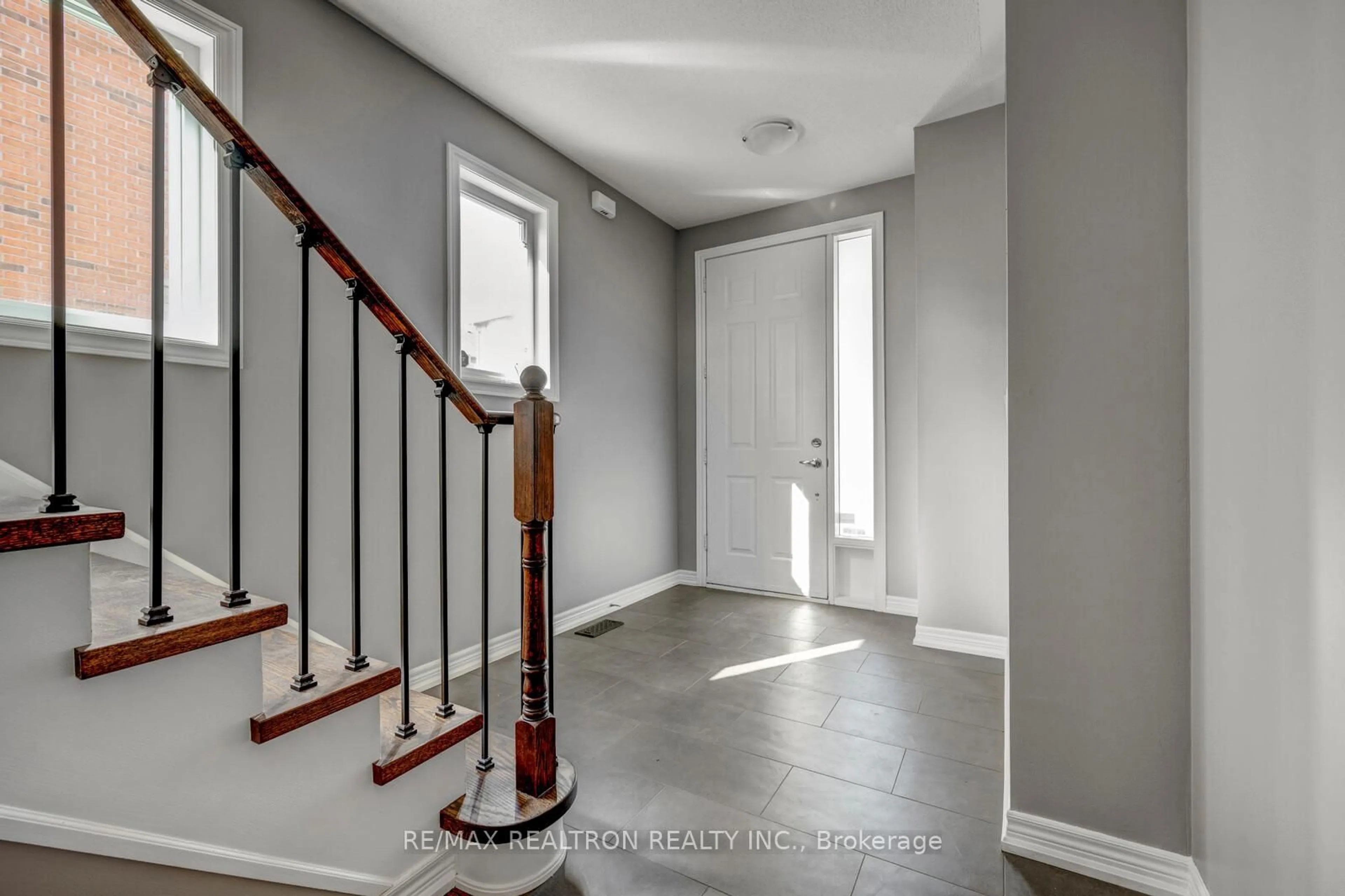 Indoor entryway for 136 Vittorio De Luca Dr, Vaughan Ontario L4L 0A8