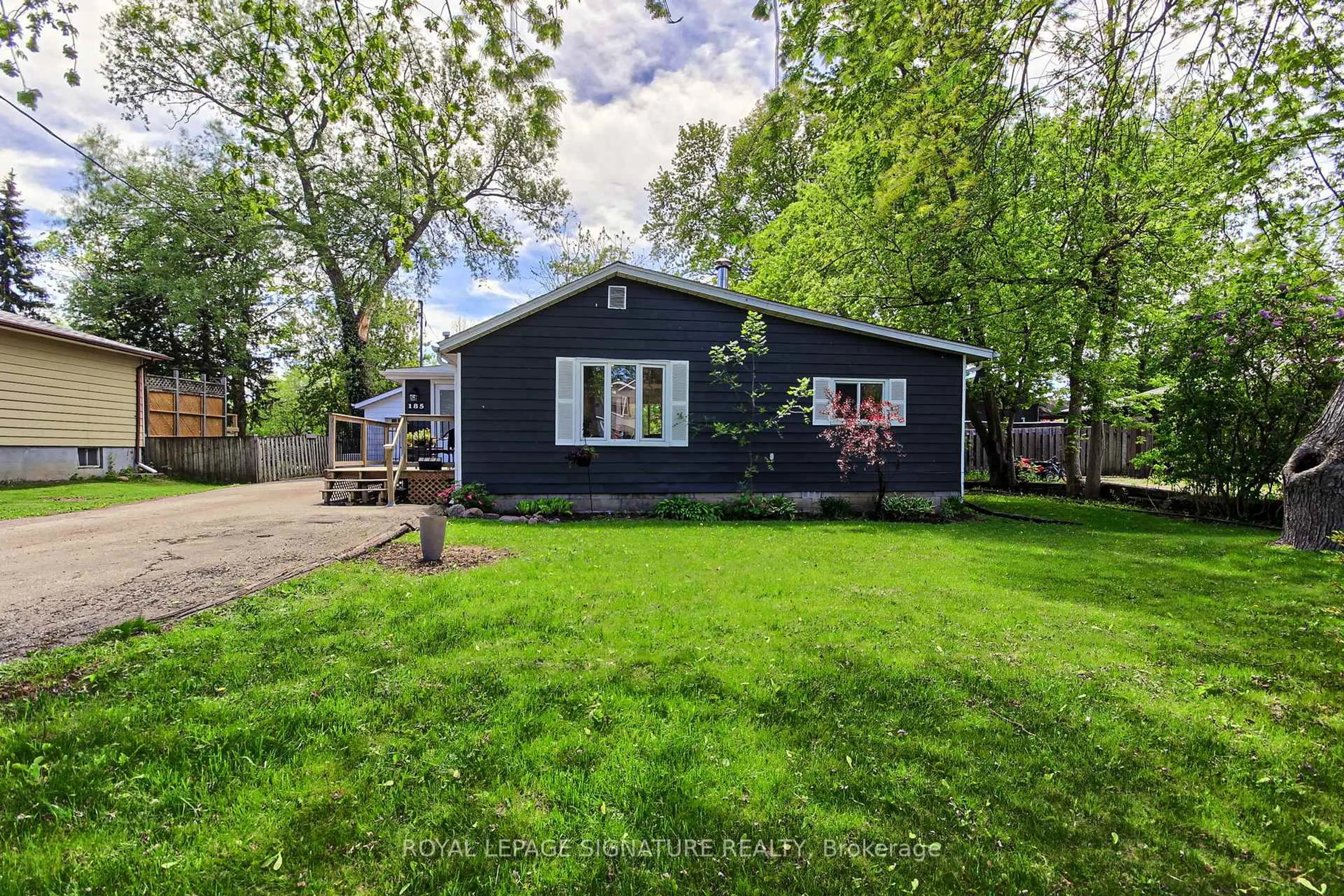 A pic from outside/outdoor area/front of a property/back of a property/a pic from drone, street for 185 Woodland Ave, Georgina Ontario L4P 2M9