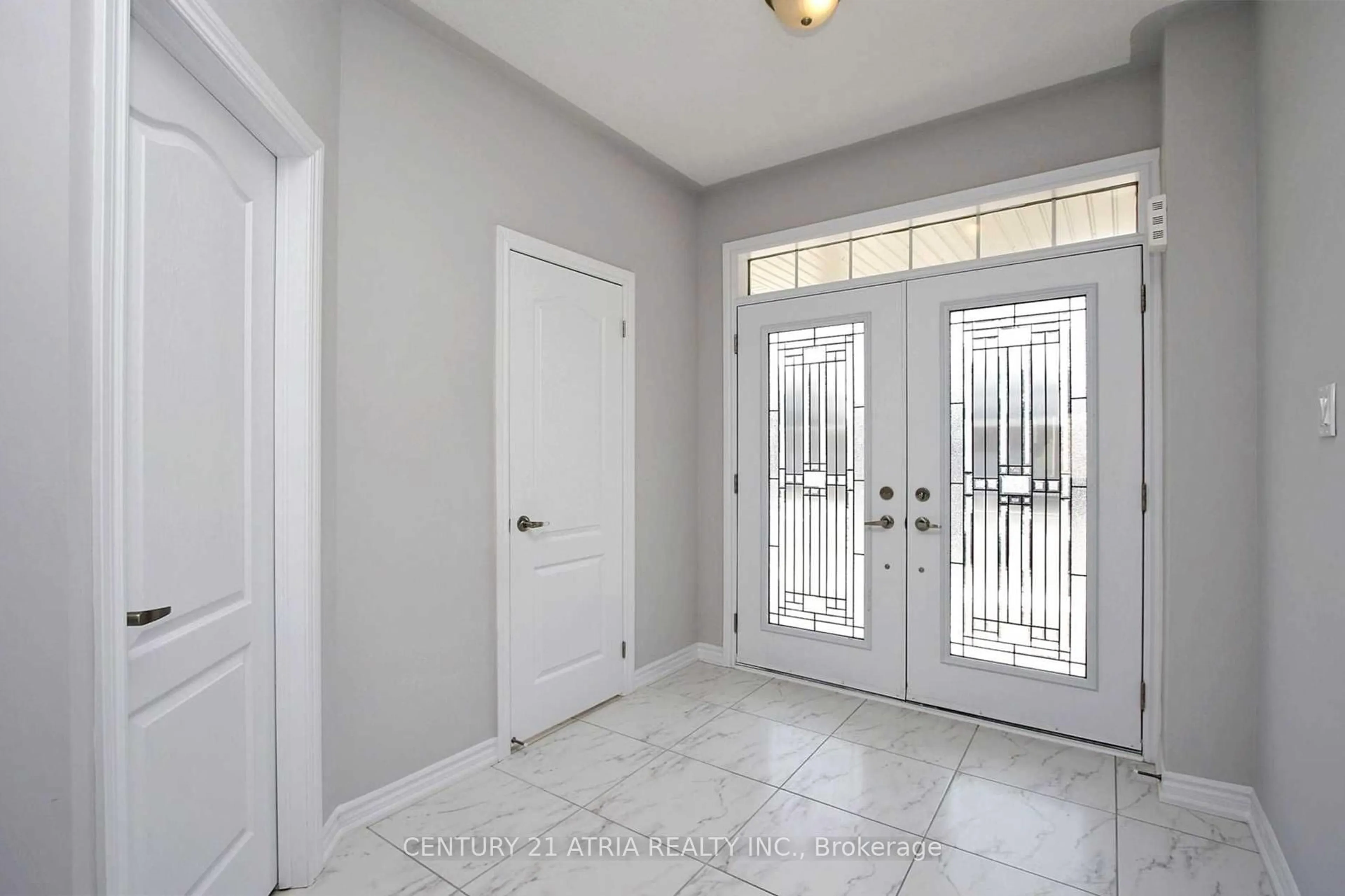 Indoor entryway for 92 Sutherland Ave, Bradford West Gwillimbury Ontario L3Z 4H4