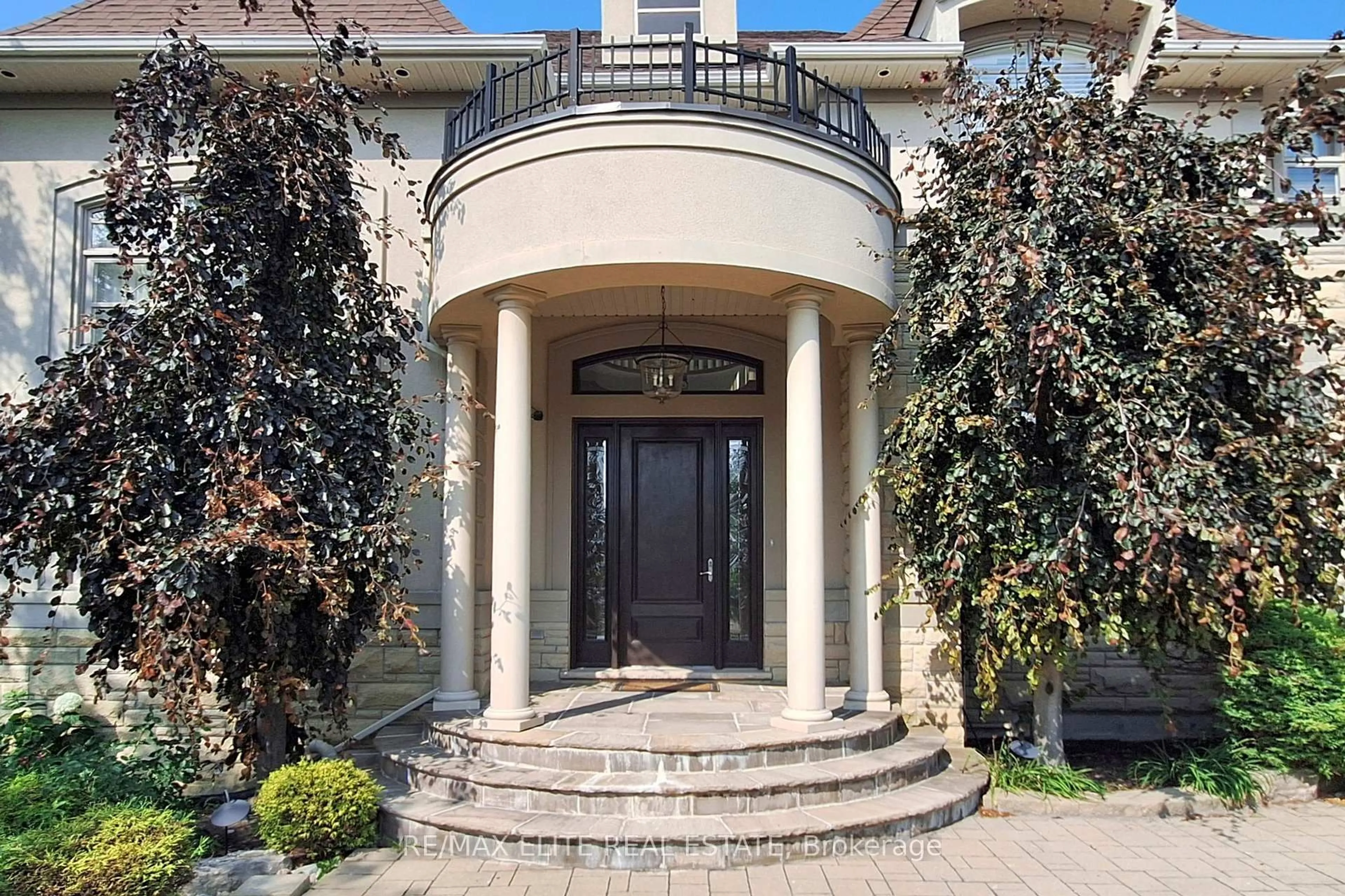 Indoor foyer for 59 Carisbrooke Circ, Aurora Ontario L4G 0K4
