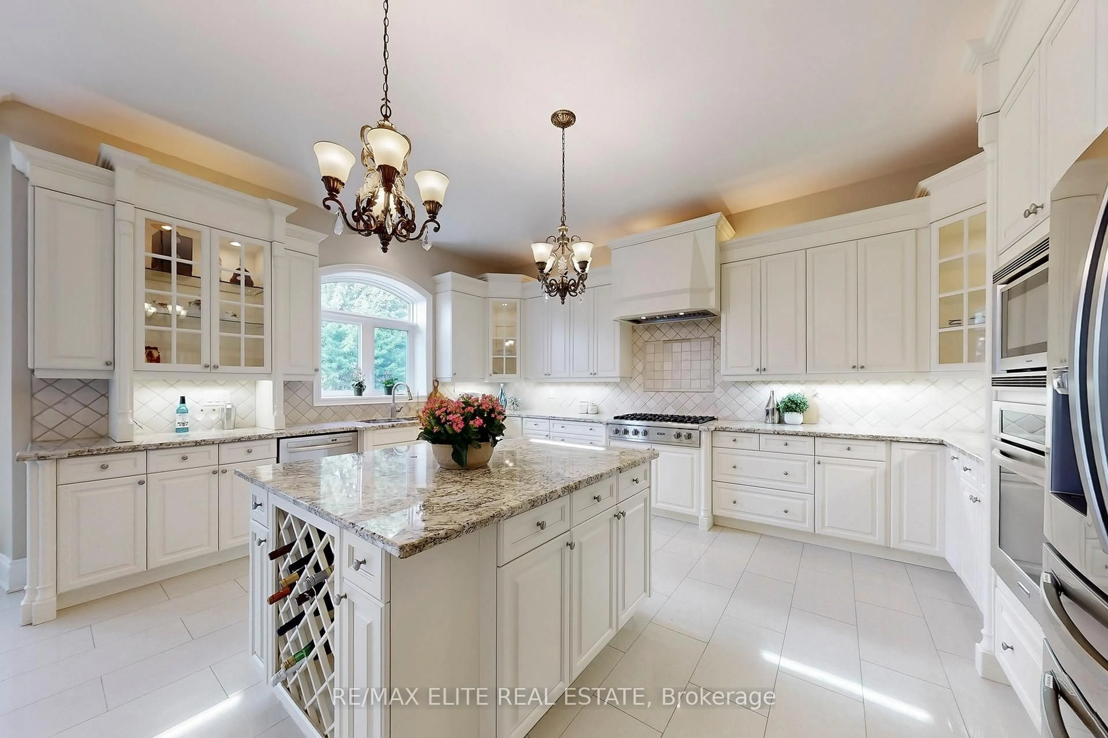 Contemporary kitchen, ceramic/tile floor for 59 Carisbrooke Circ, Aurora Ontario L4G 0K4