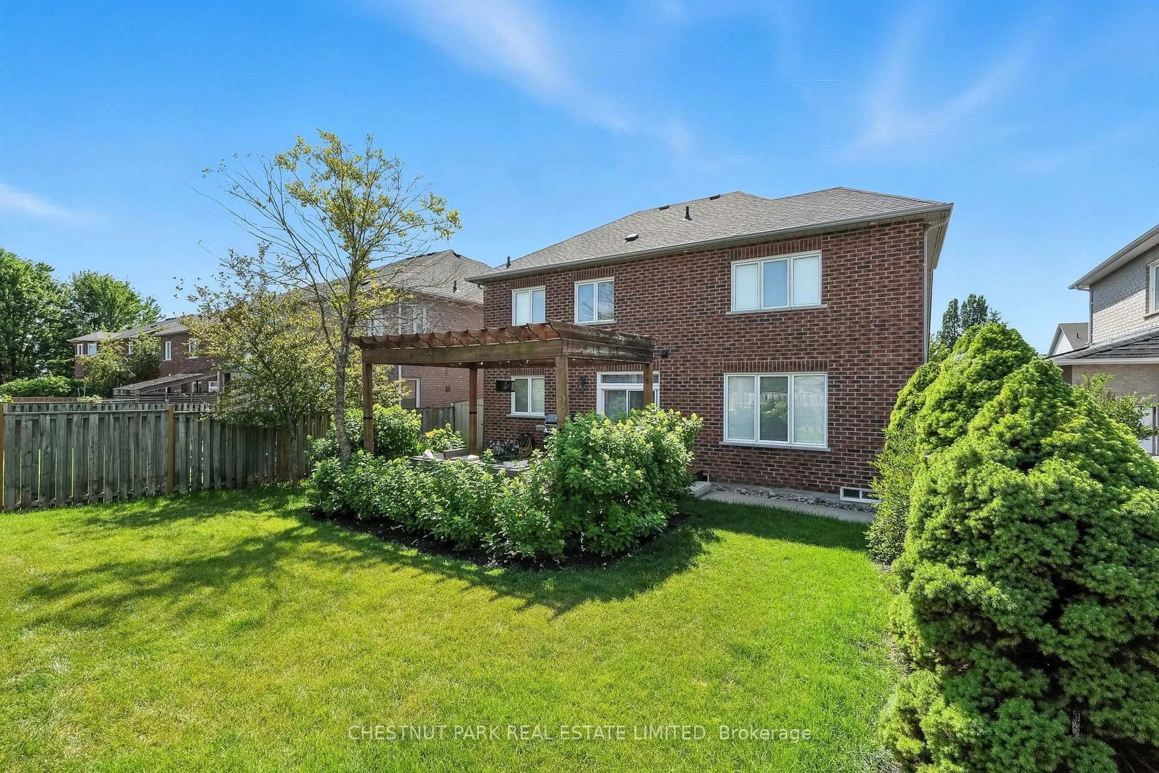 A pic from outside/outdoor area/front of a property/back of a property/a pic from drone, street for 61 Rosena Lane, Uxbridge Ontario L9P 1X6