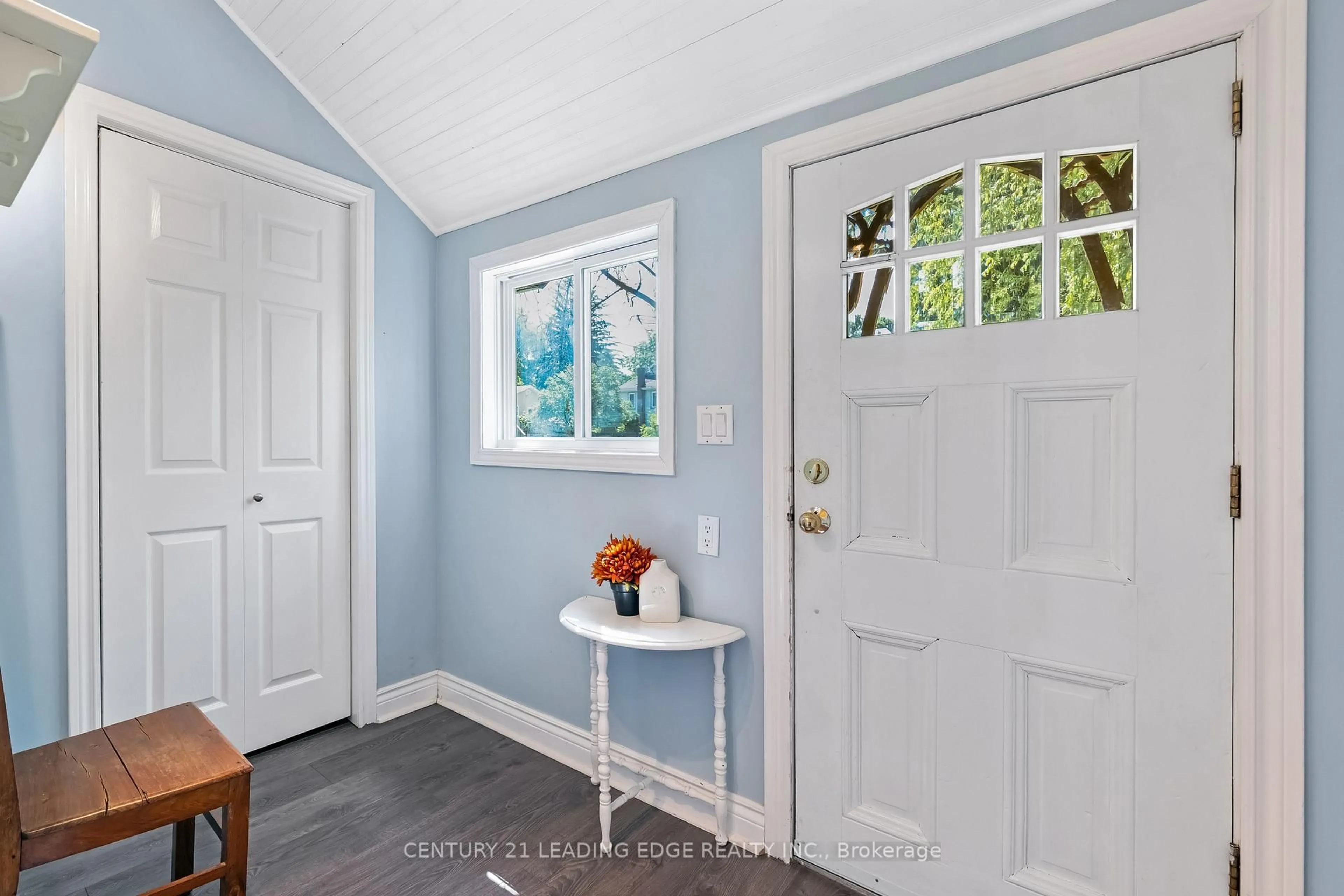 Indoor entryway for 54 King St, East Gwillimbury Ontario L0G 1M0