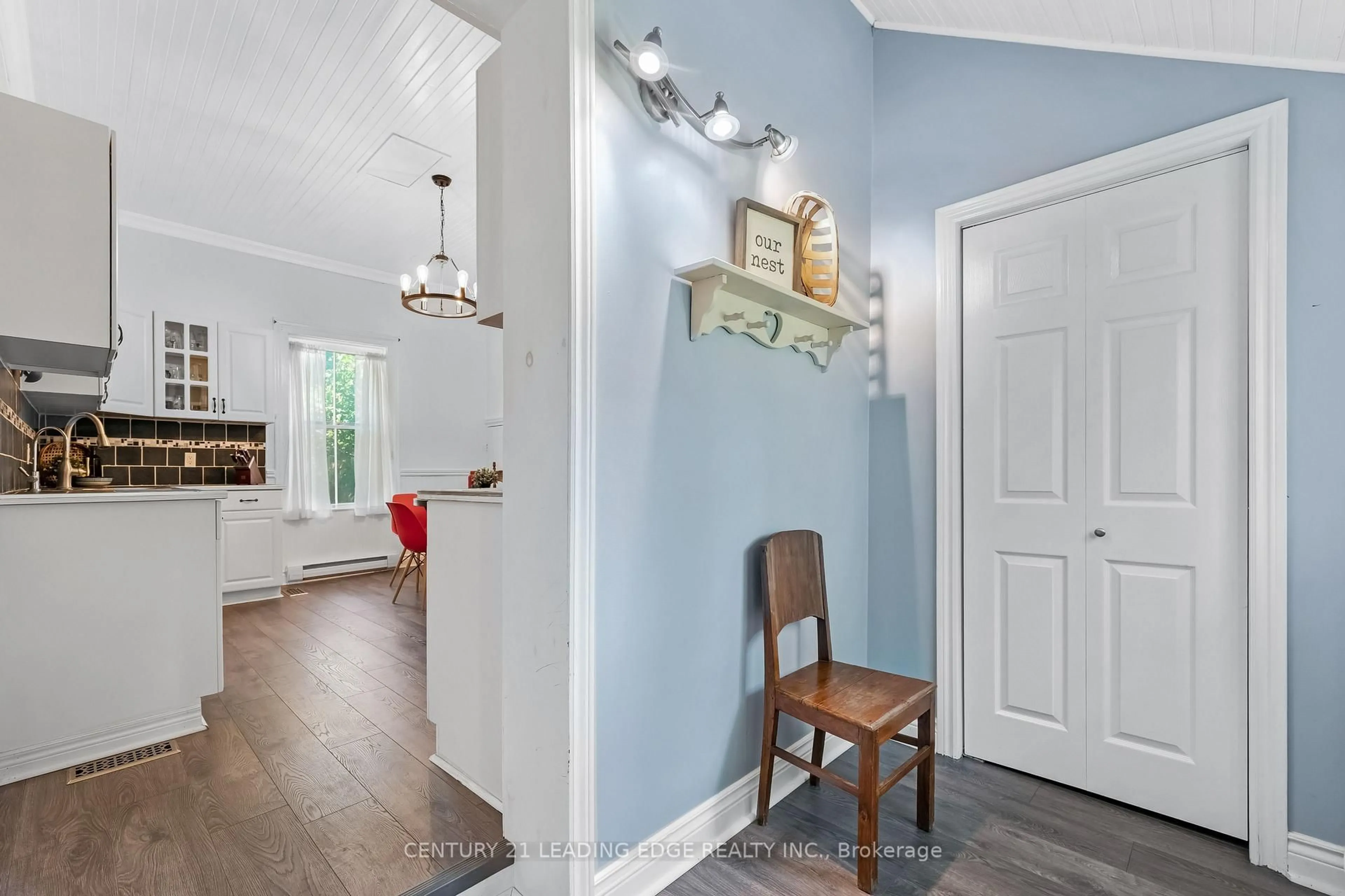 Indoor entryway for 54 King St, East Gwillimbury Ontario L0G 1M0