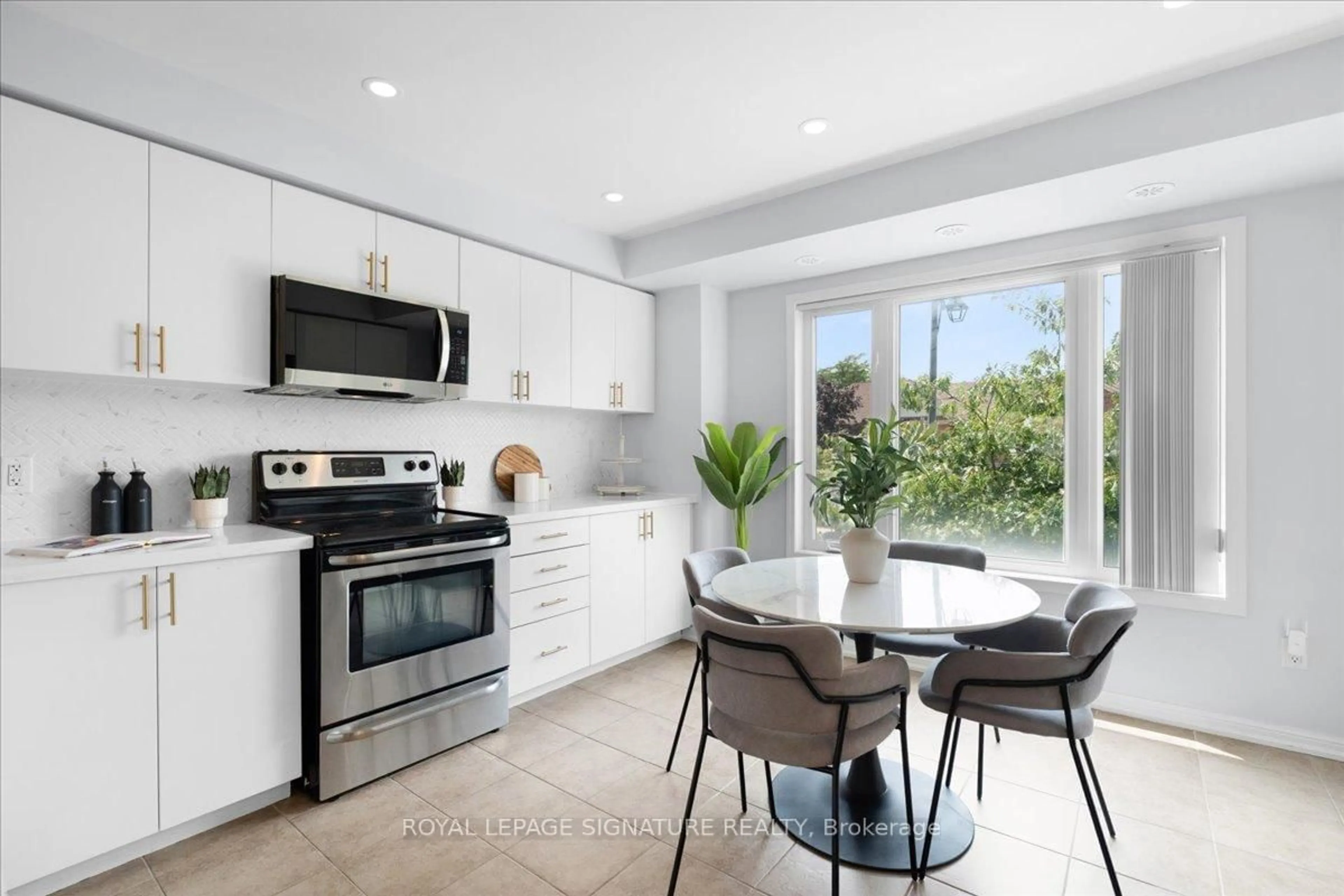 Open concept kitchen, ceramic/tile floor for 263 John West Way, Aurora Ontario L4G 0S8