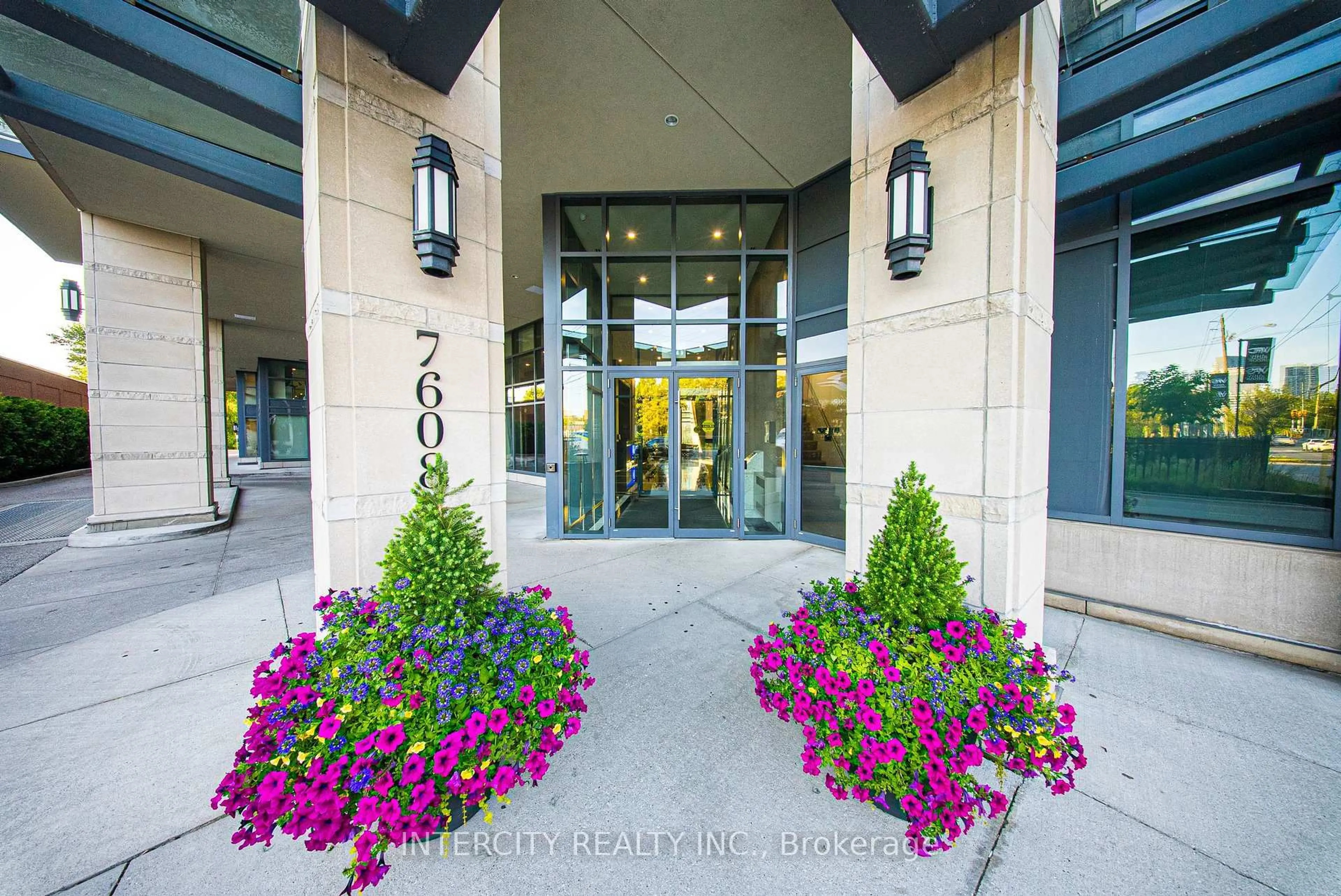 Indoor foyer for 7608 Yonge St #PH15, Vaughan Ontario L4J 0J5